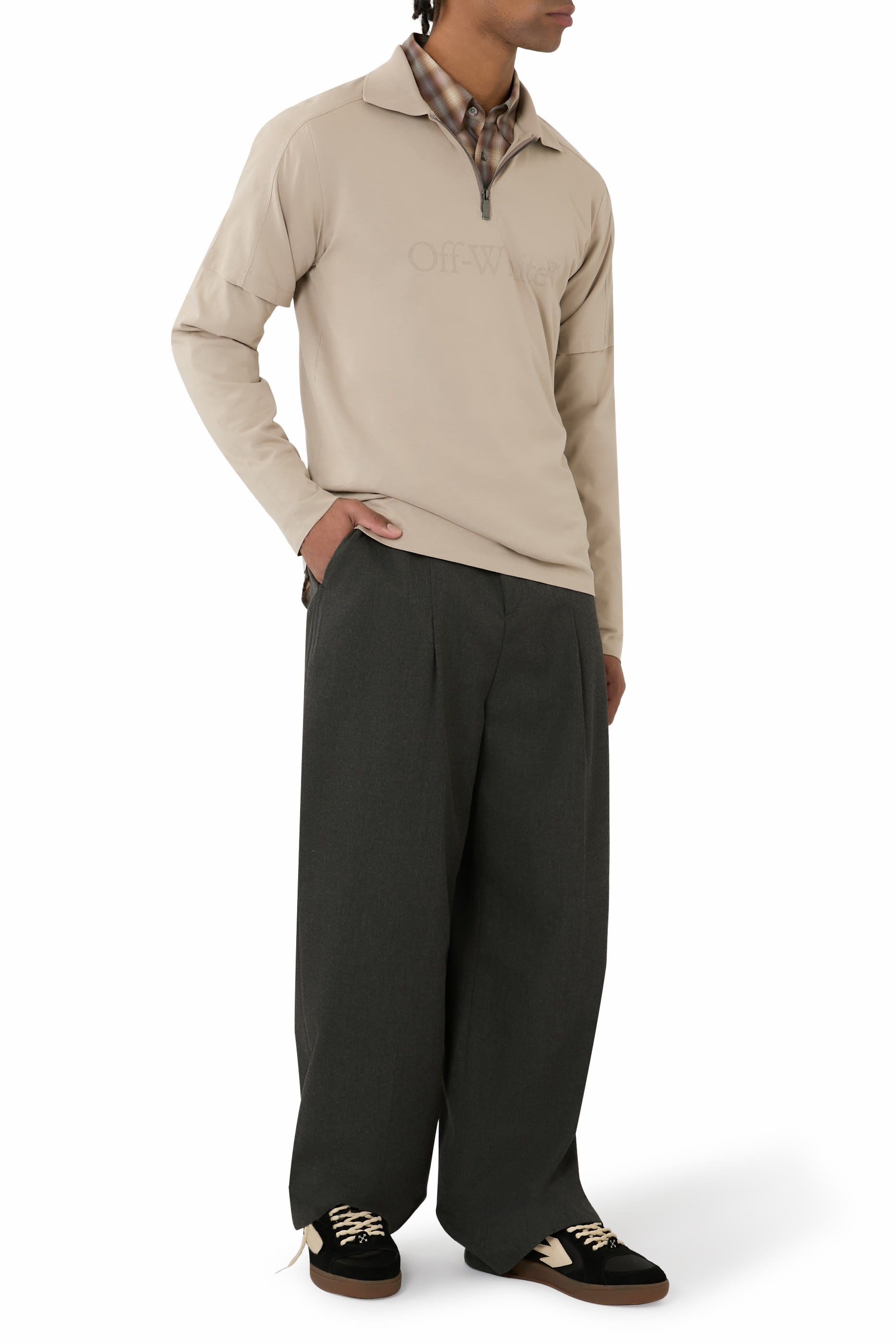 قميص بولو بأكمام مزدوجة وشعار الماركة بحجم كبير