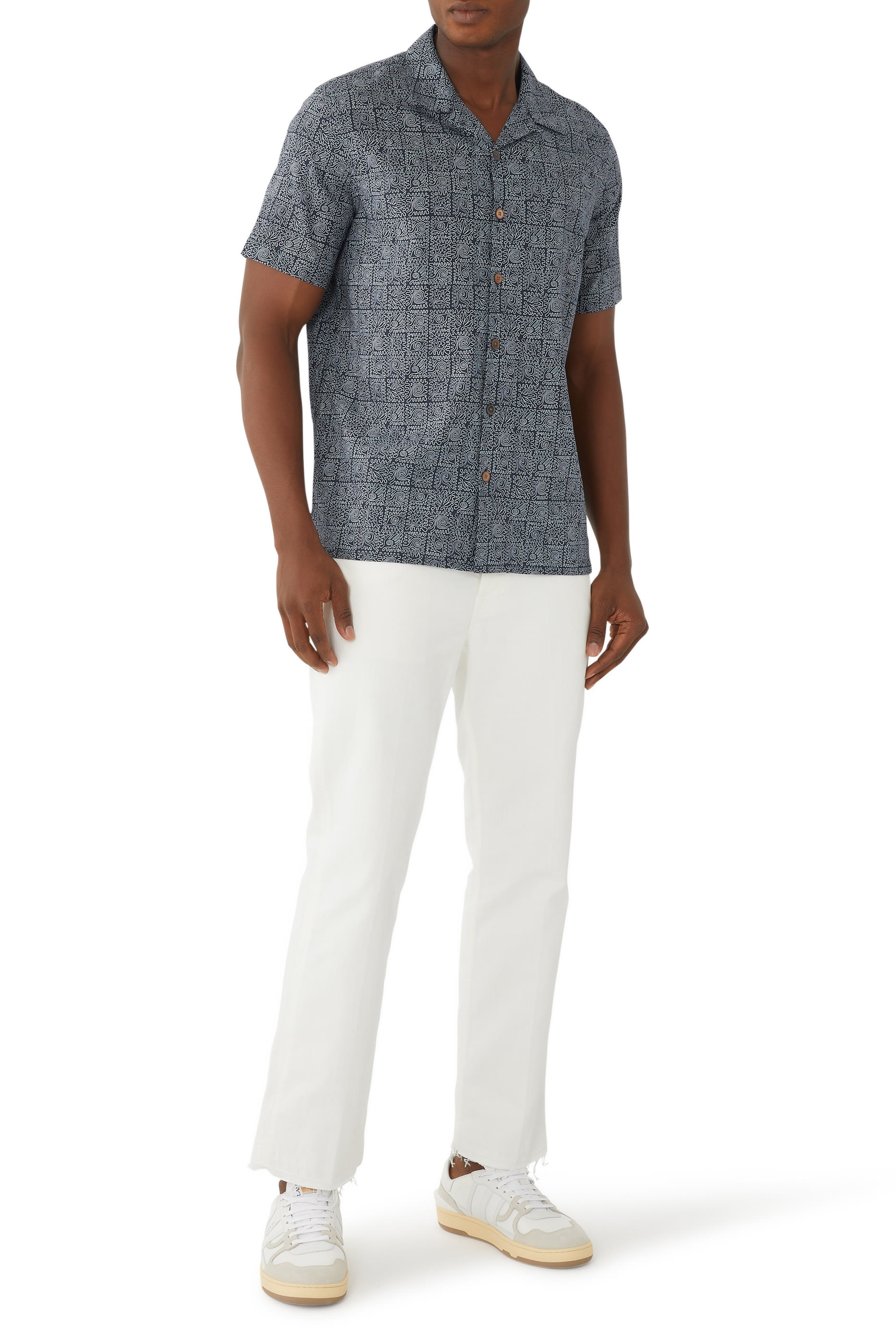 قميص بقصة عادية وأكمام قصيرة