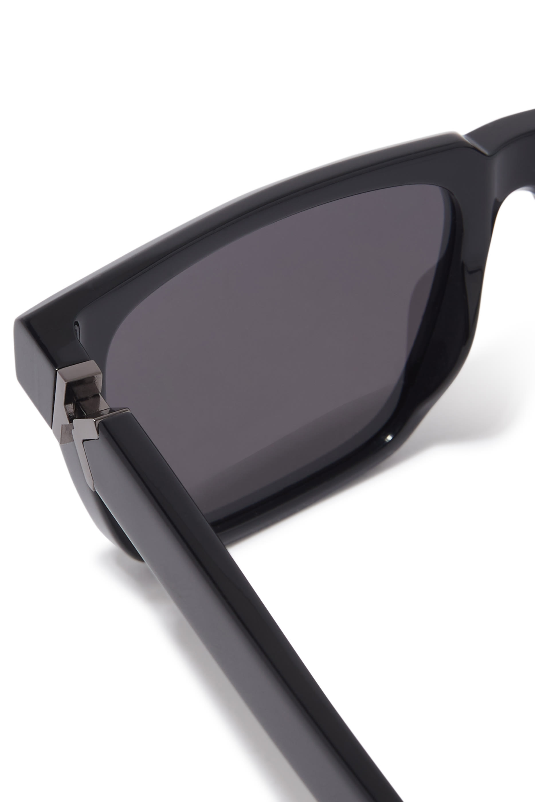 نظارات شمسية بإطار أسود شفاف