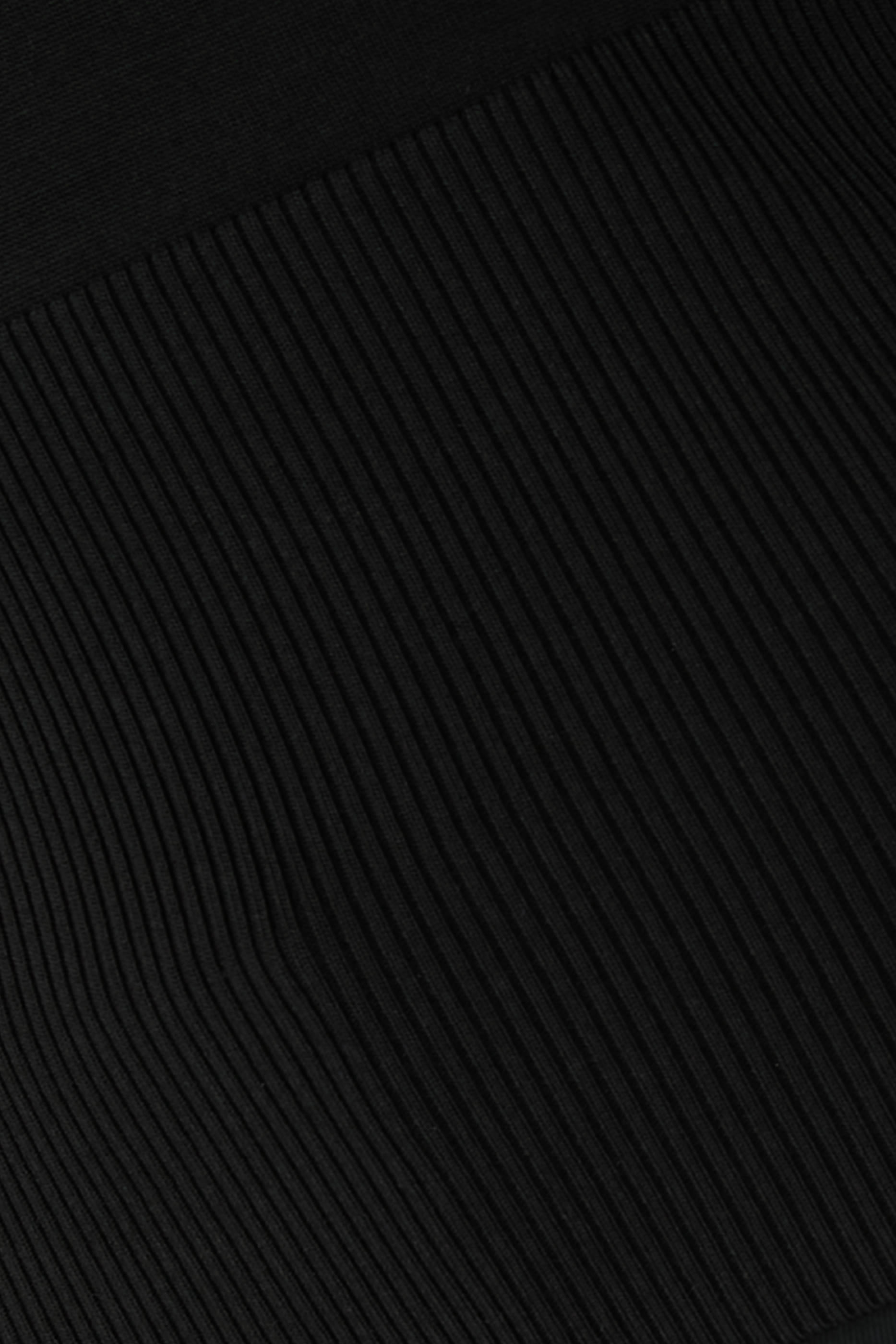 بلوزة ليلا بأكتاف مكشوفة