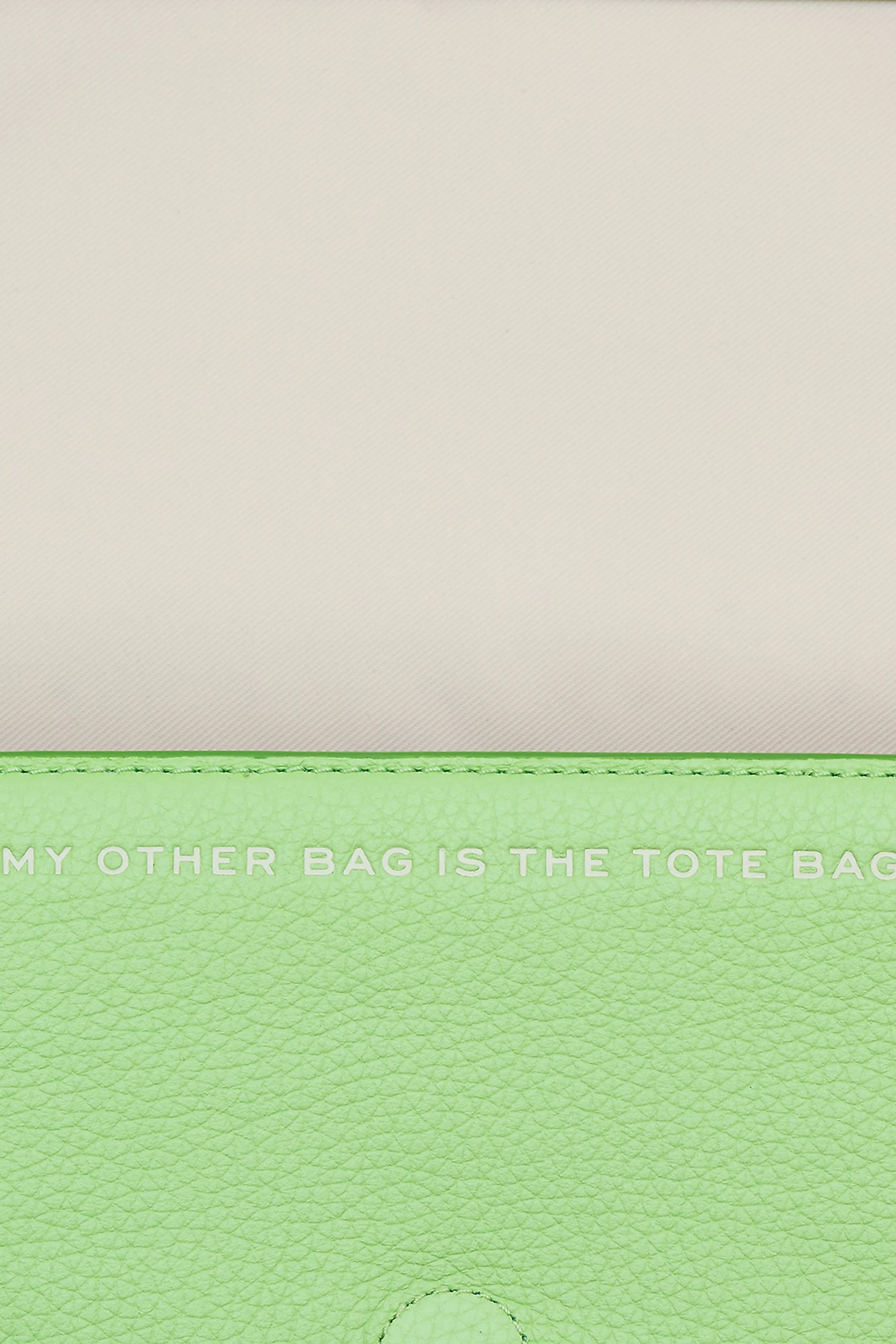 حقيبة صغيرة جلد