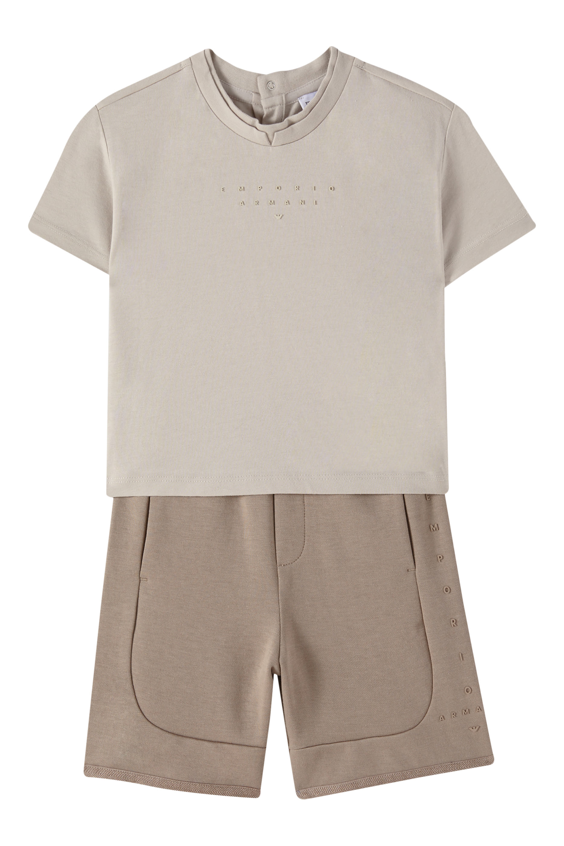 طقم تيشيرت وشورت بنقشة شعار الماركة بحجم صغير للأطفال