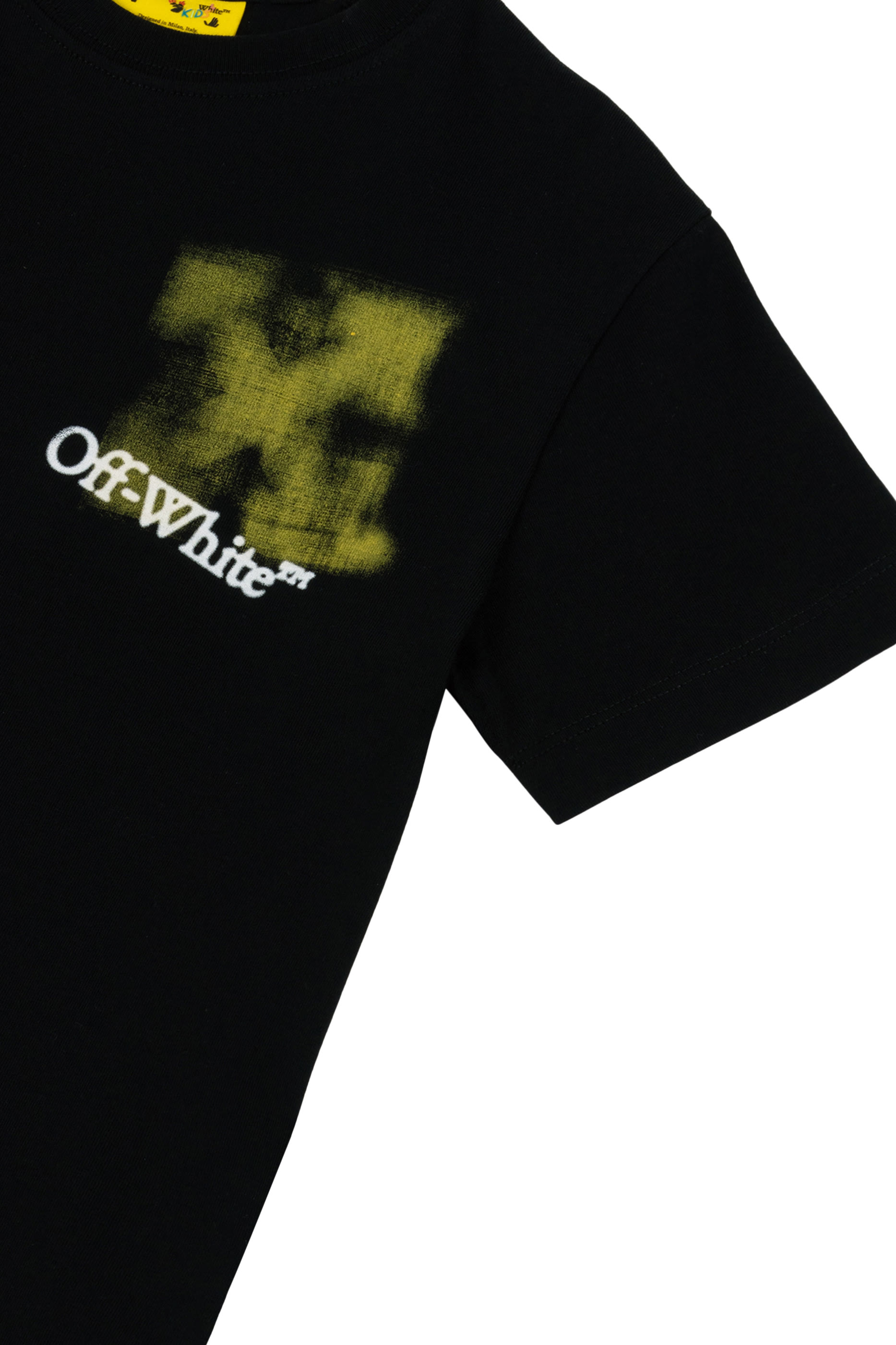 تيشيرت بشعار الماركة ونقشة أسهم بتصميم طلاء بخاخ للأطفال