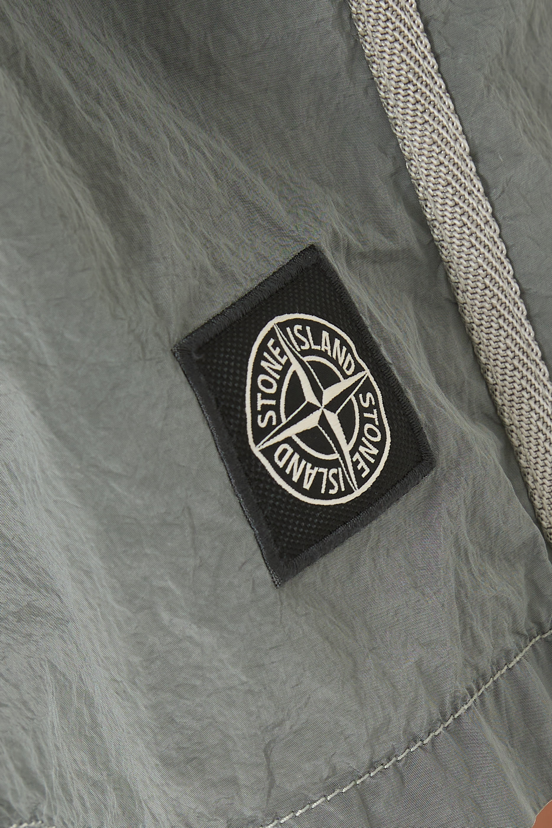 شورت سباحة مزين برقعة شعار الماركة 