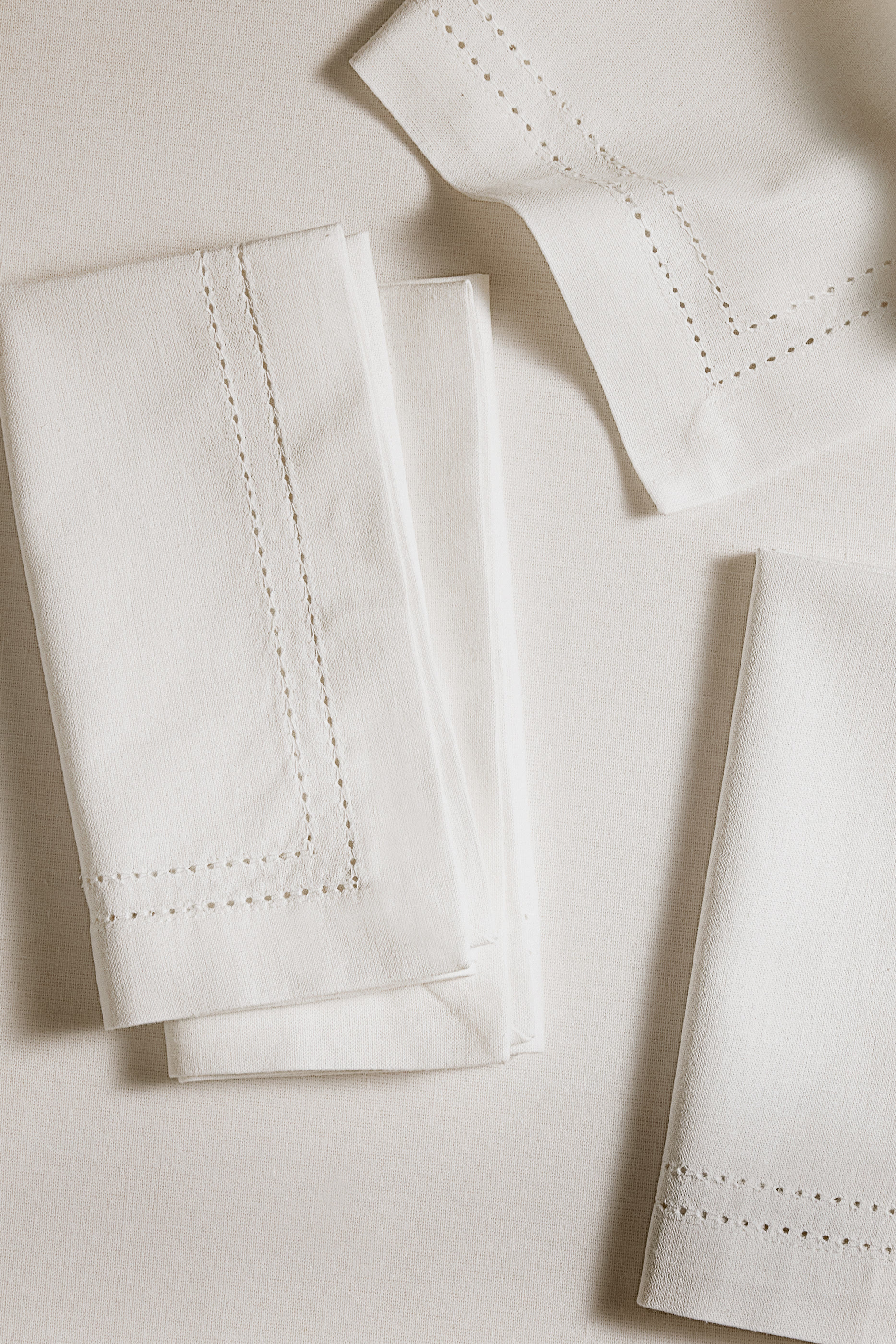 طقم مناديل مزينة بغرزة البيكو، 4 قطع