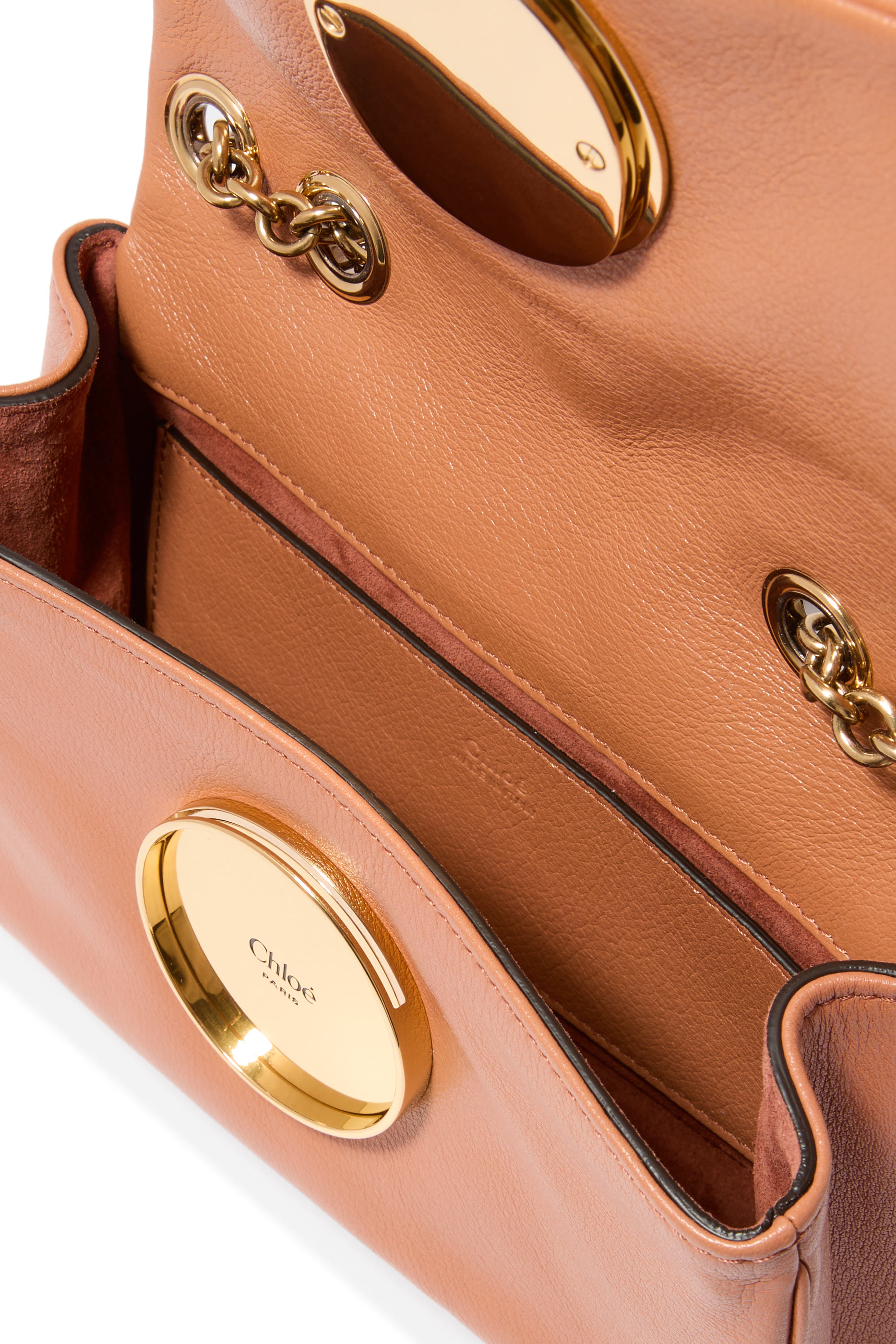 حقيبة كتف صغيرة بشعار الماركة