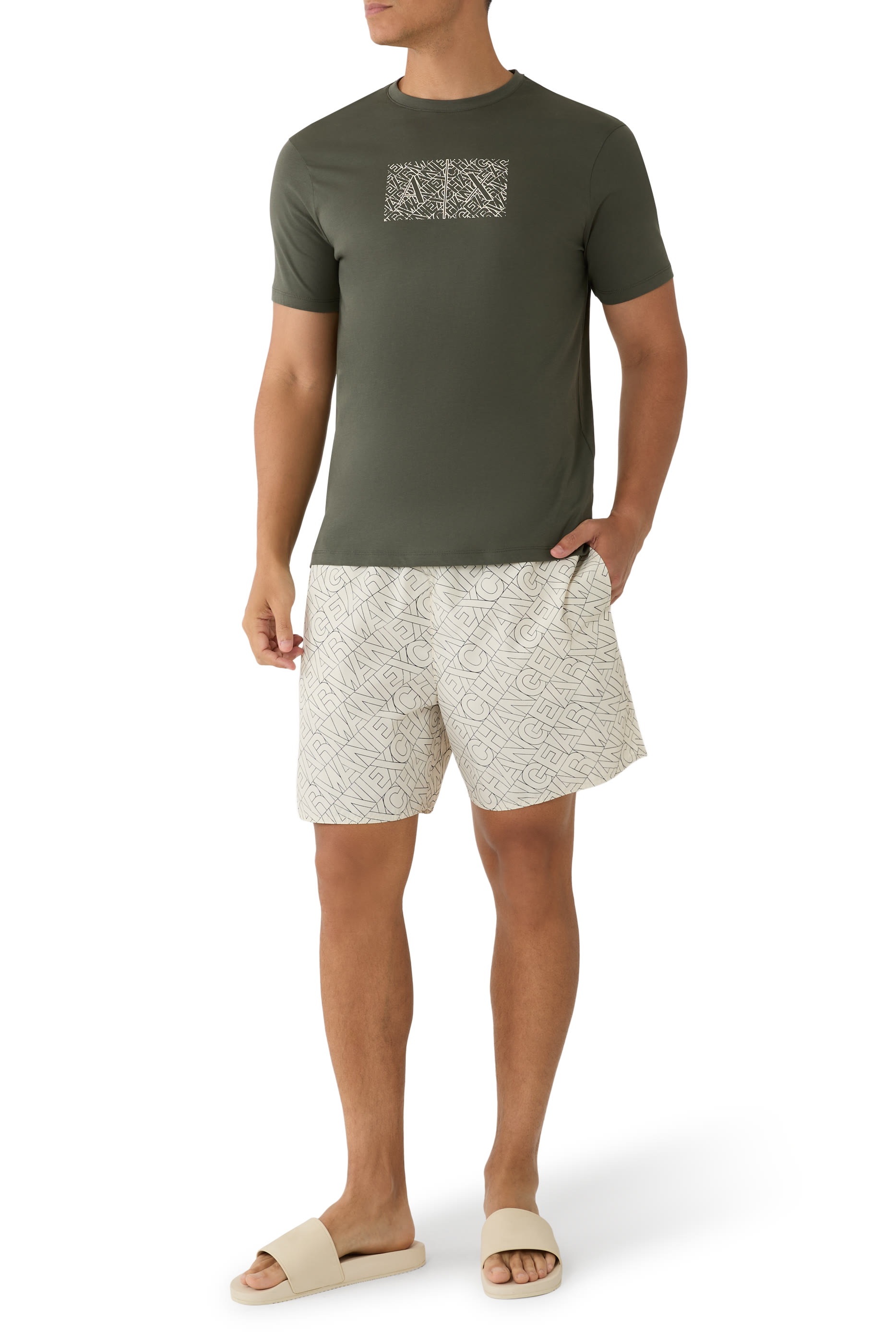 شورت سباحة بشعار الماركة الشهير