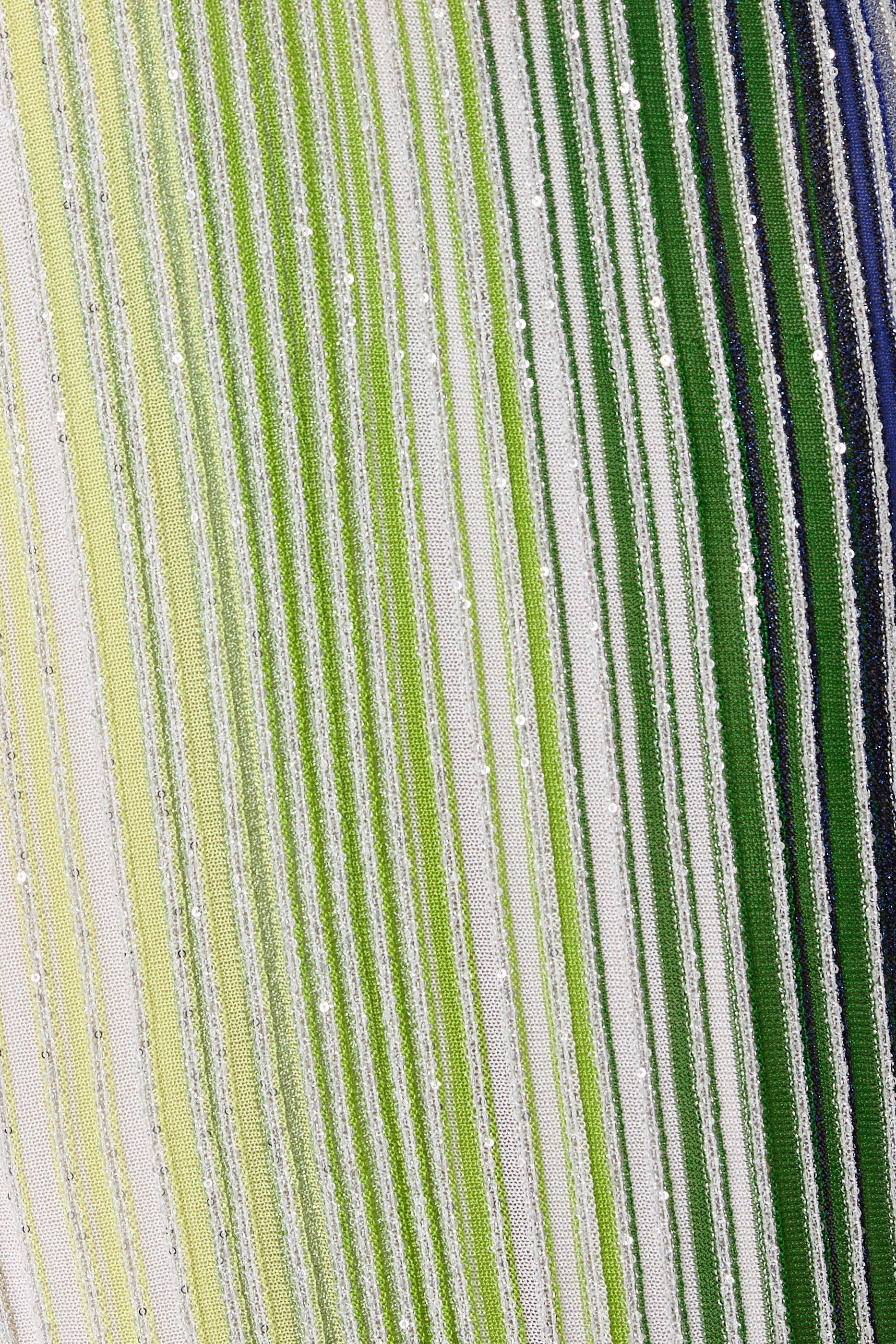 فستان مخطط بياقة V متوسط الطول ومطرز جزئيا بترتر