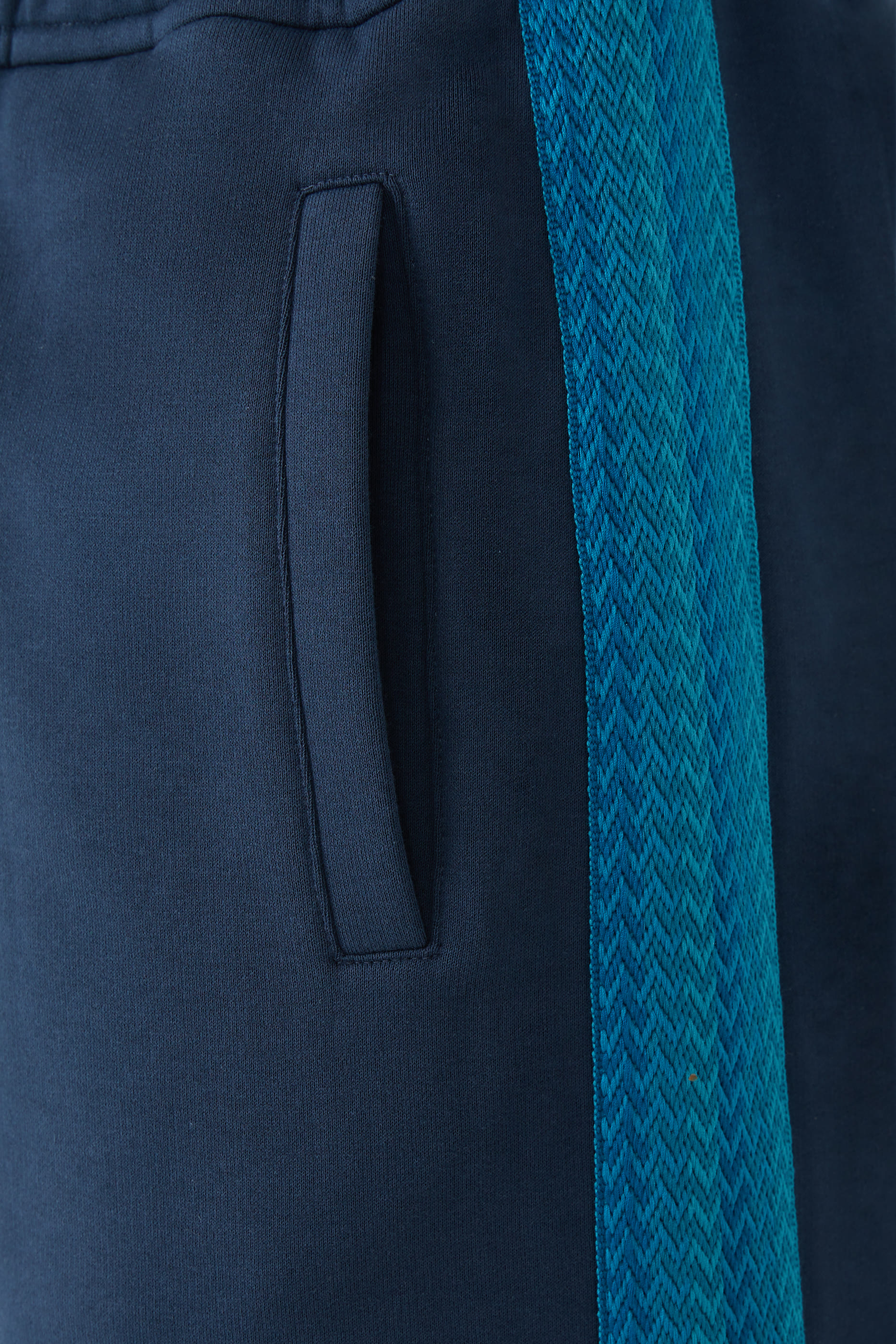 شورت بشعار الماركة على الجانب