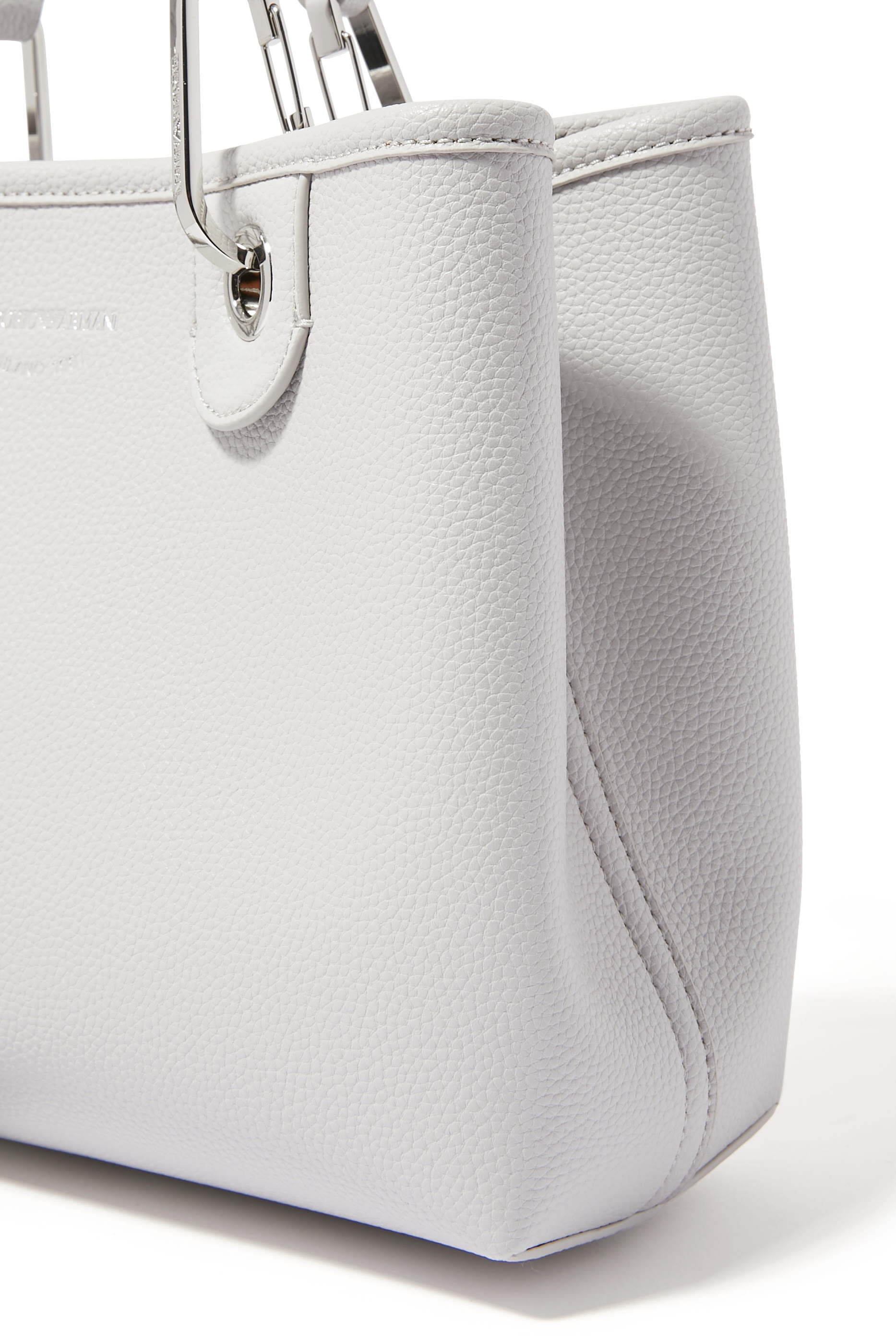 حقيبة يد مزينة بشعار الماركة