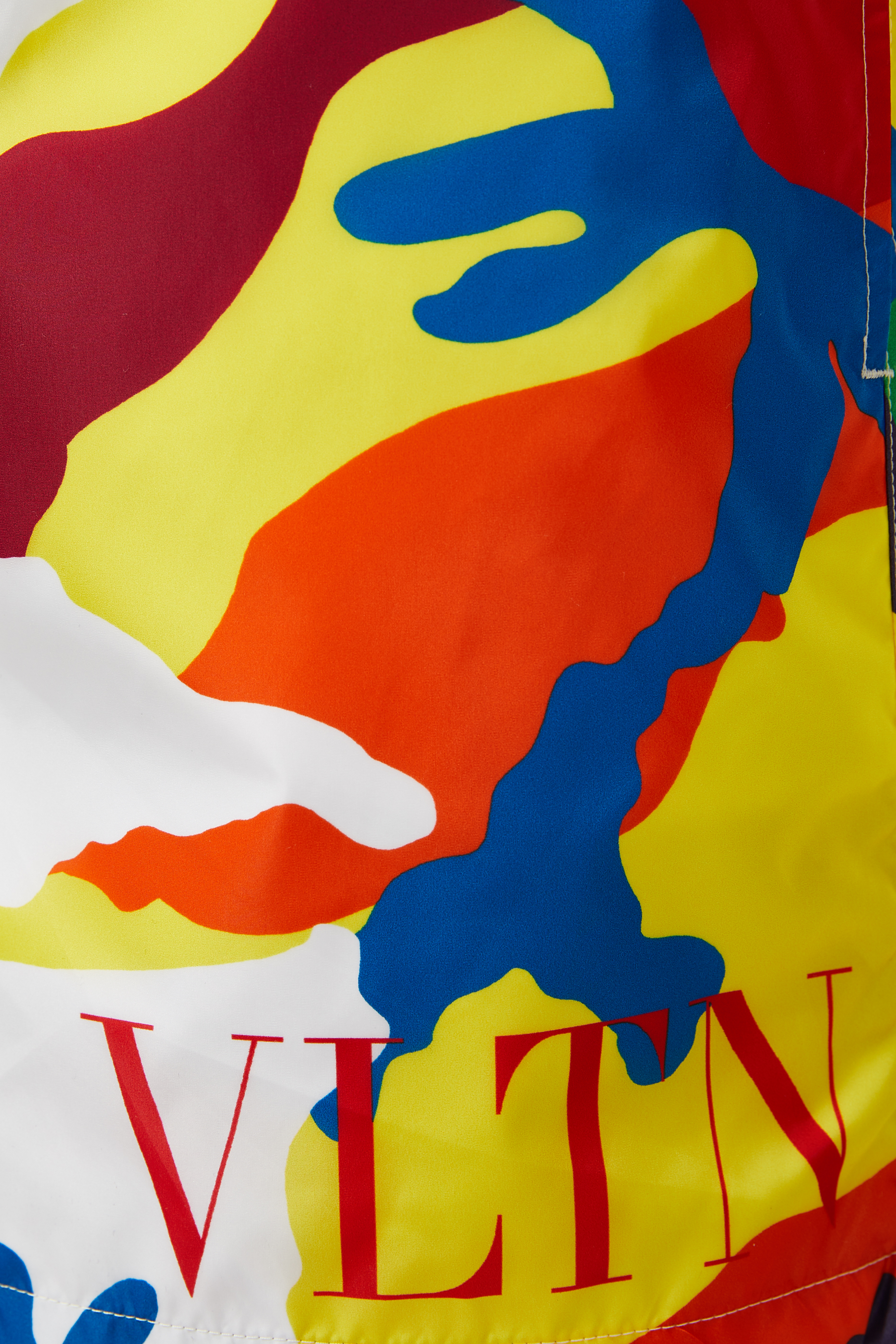 شورت سباحة بنقشة مموهة وطبعة شعار الماركة