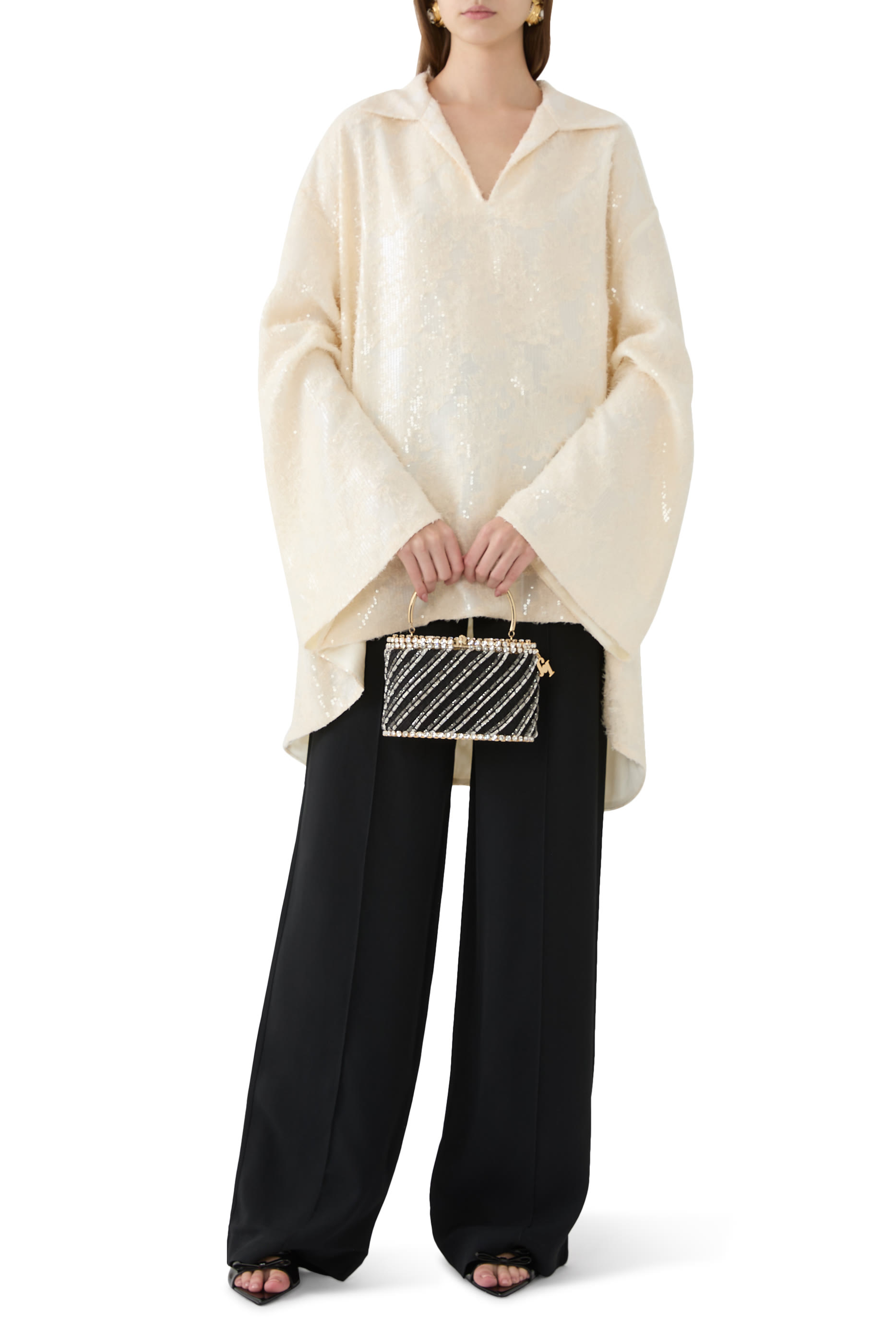 بلوزة بأكمام طويلة وياقة على شكل حرف V مزينة بترتر