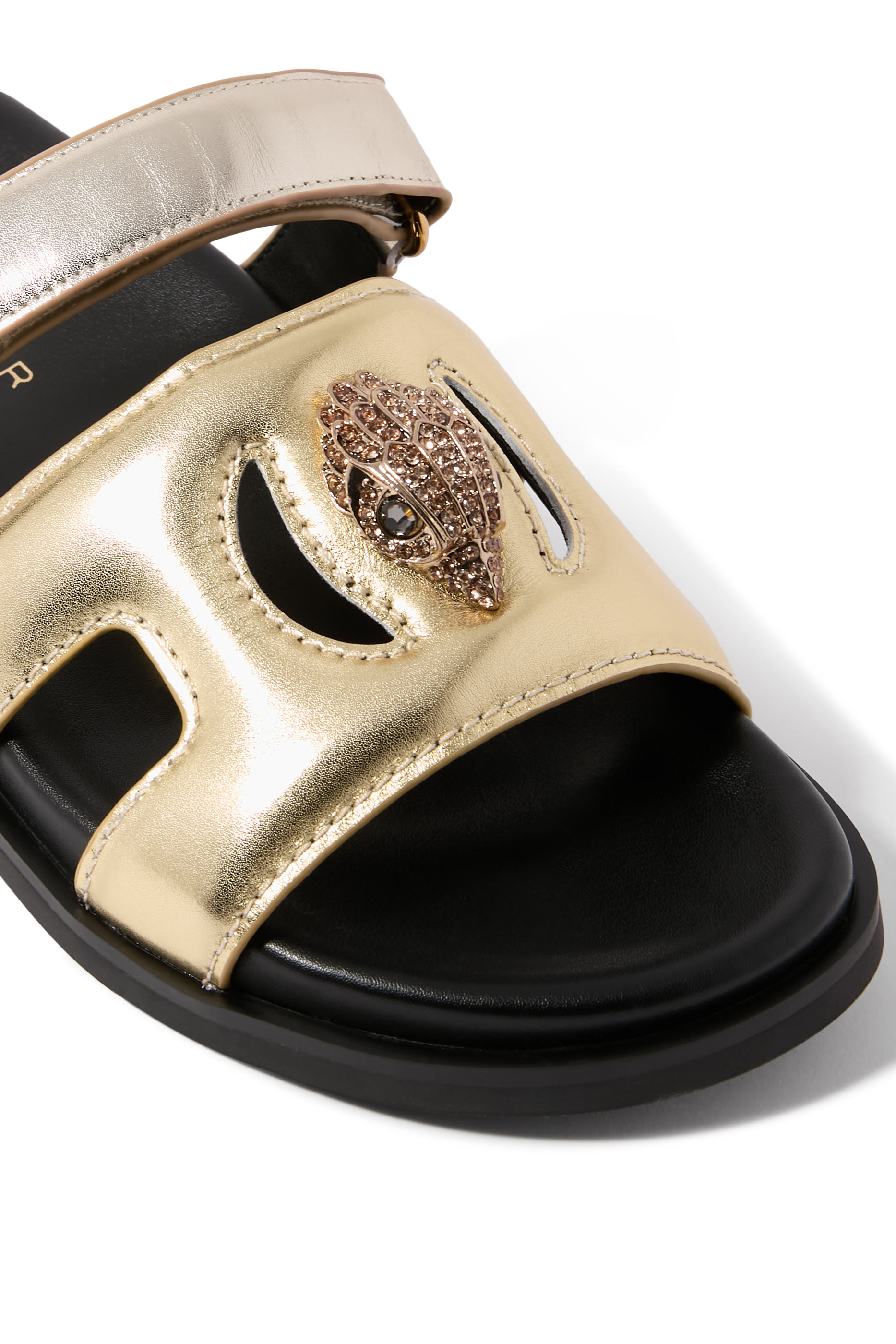 صندل بفتحات مزين بحلية شعار الماركة