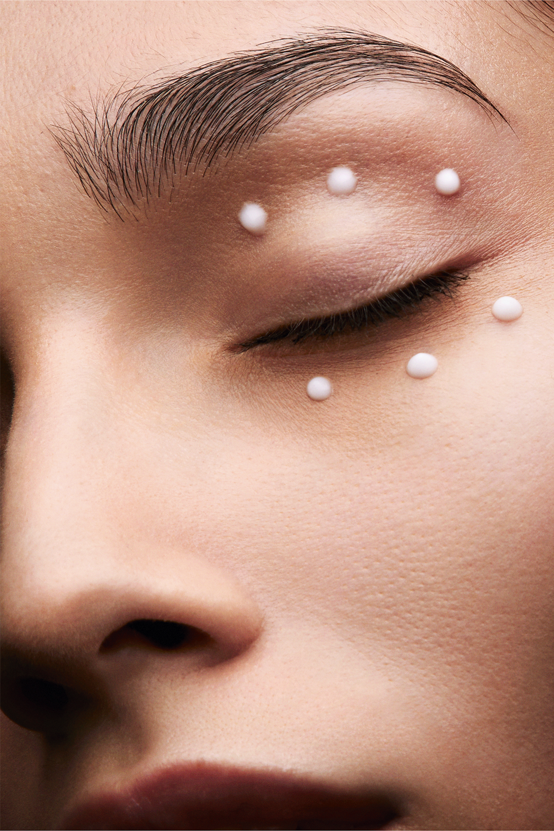 مستحضر كريما نيرا معالج للعين