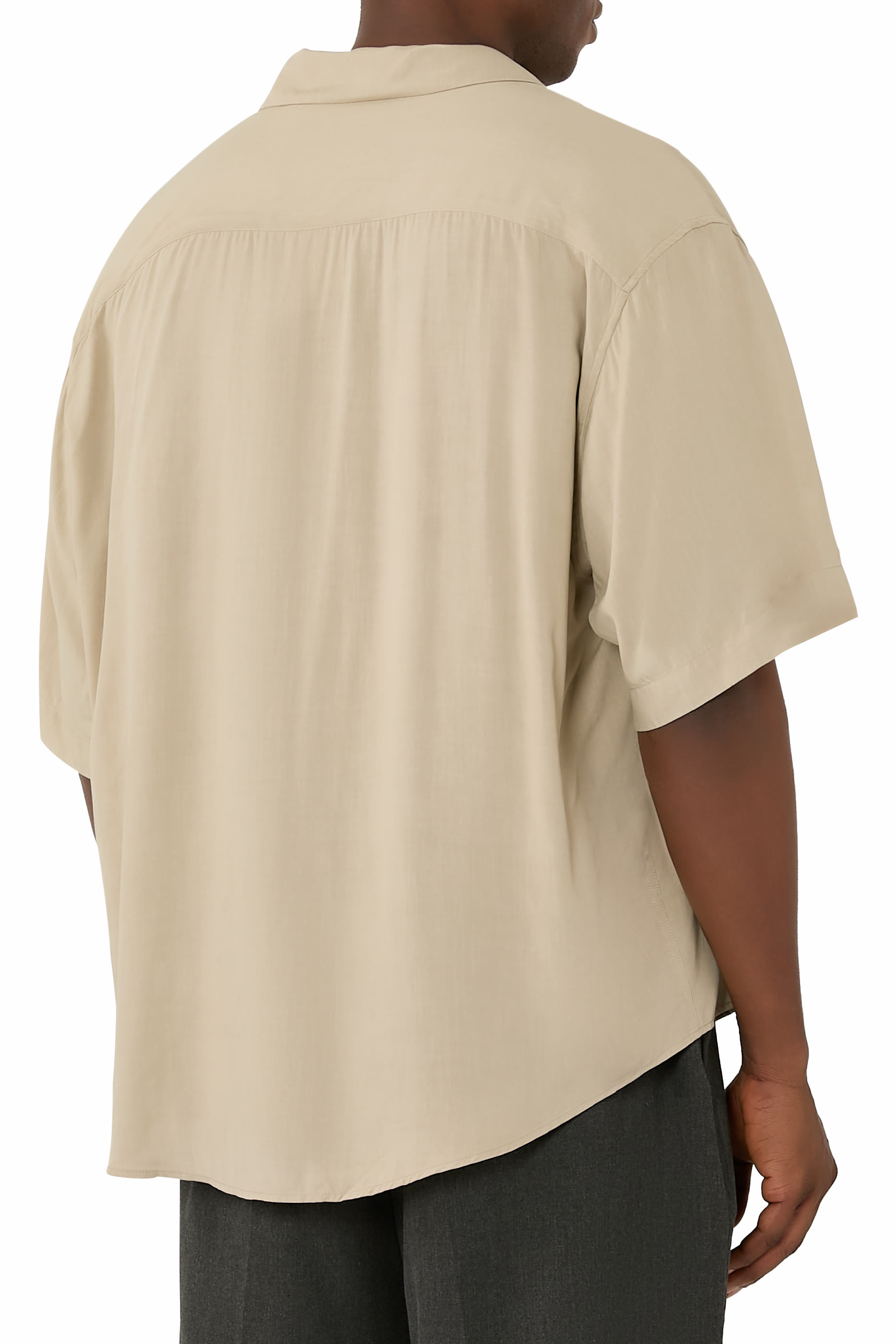 قميص بياقة مطوية وشعار الماركة