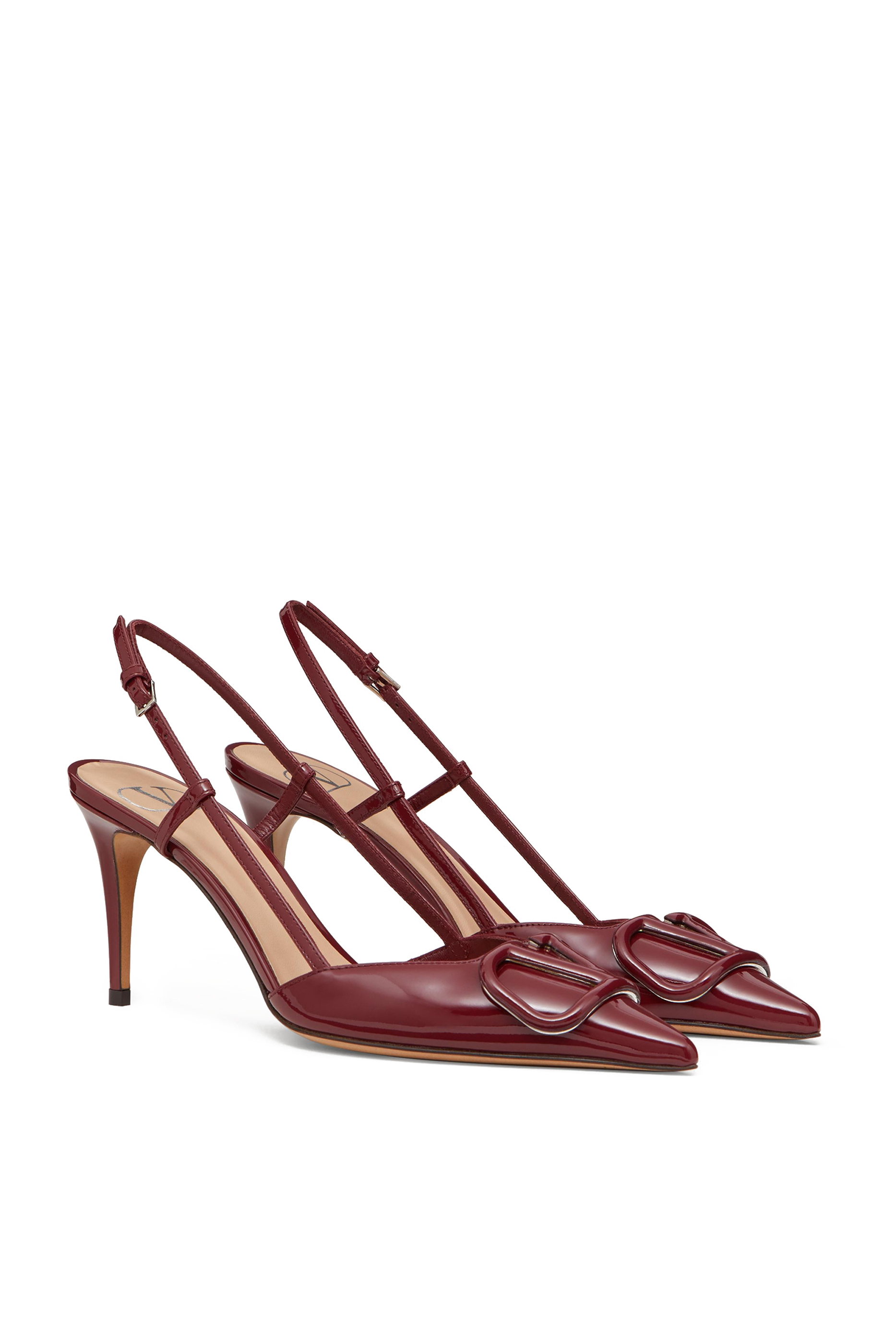 حذاء كلاسيك بشعار حرف V