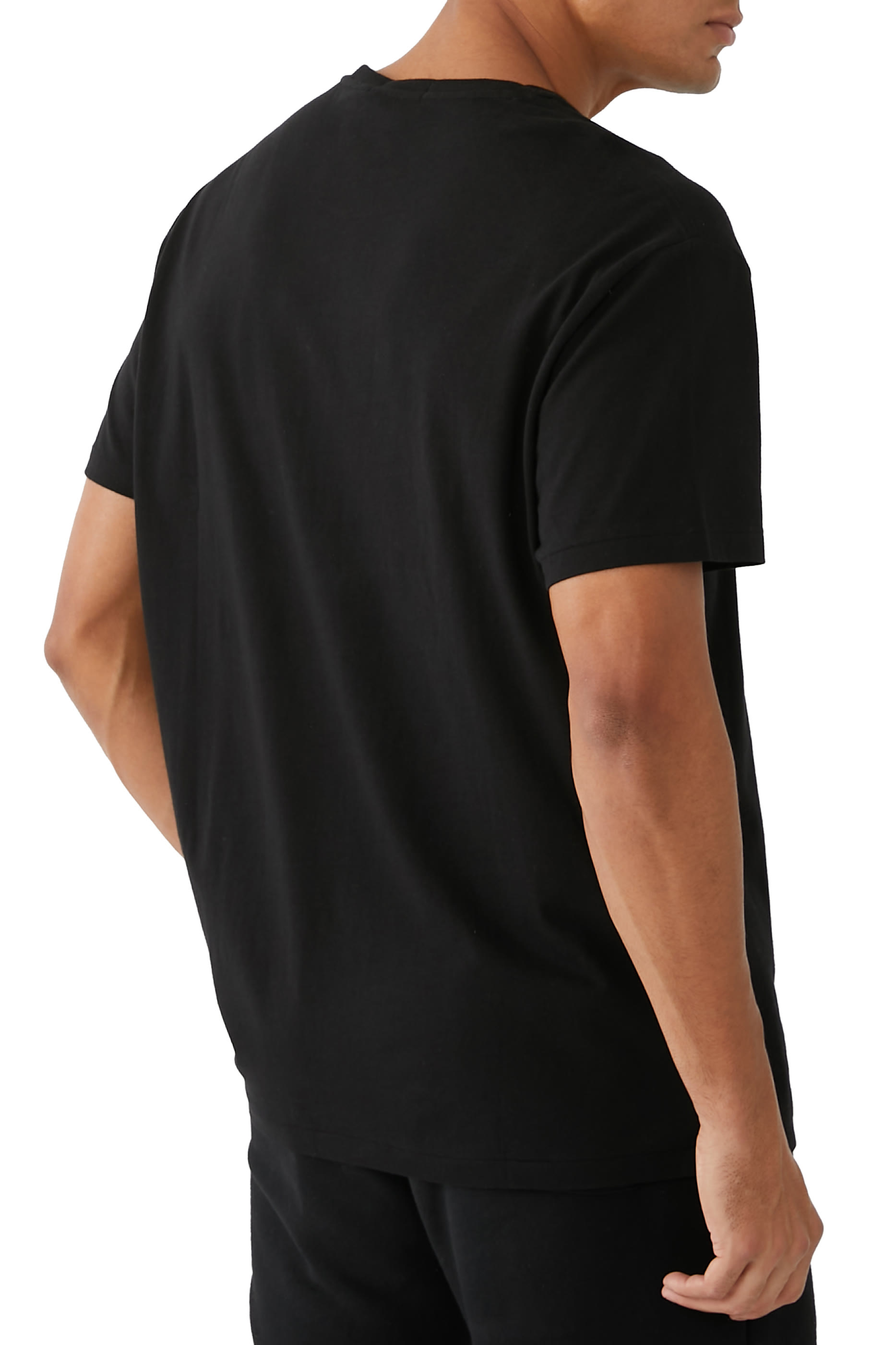 تيشيرت بتفاصيل شعار الماركة