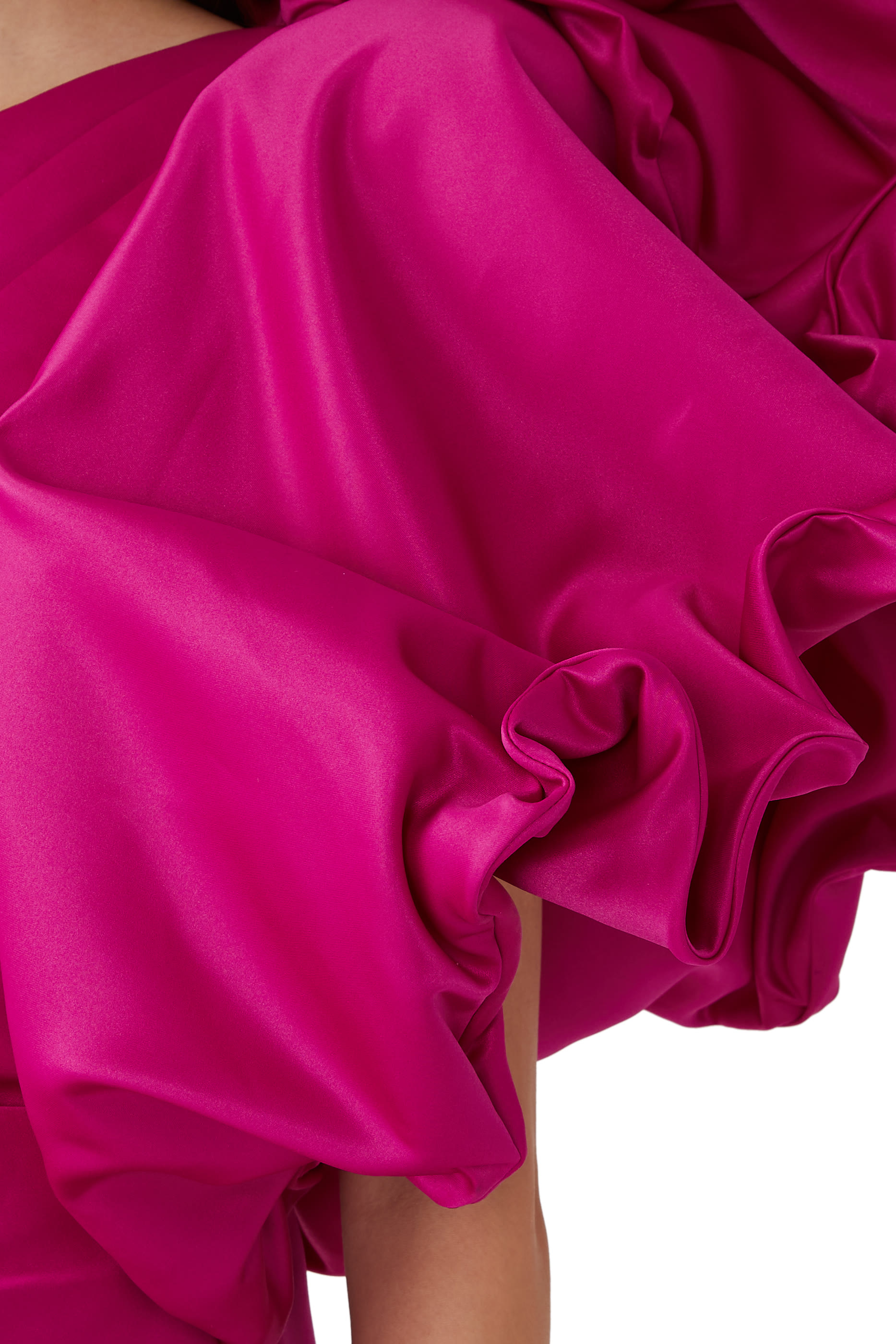 فستان بأكتاف منفوخة