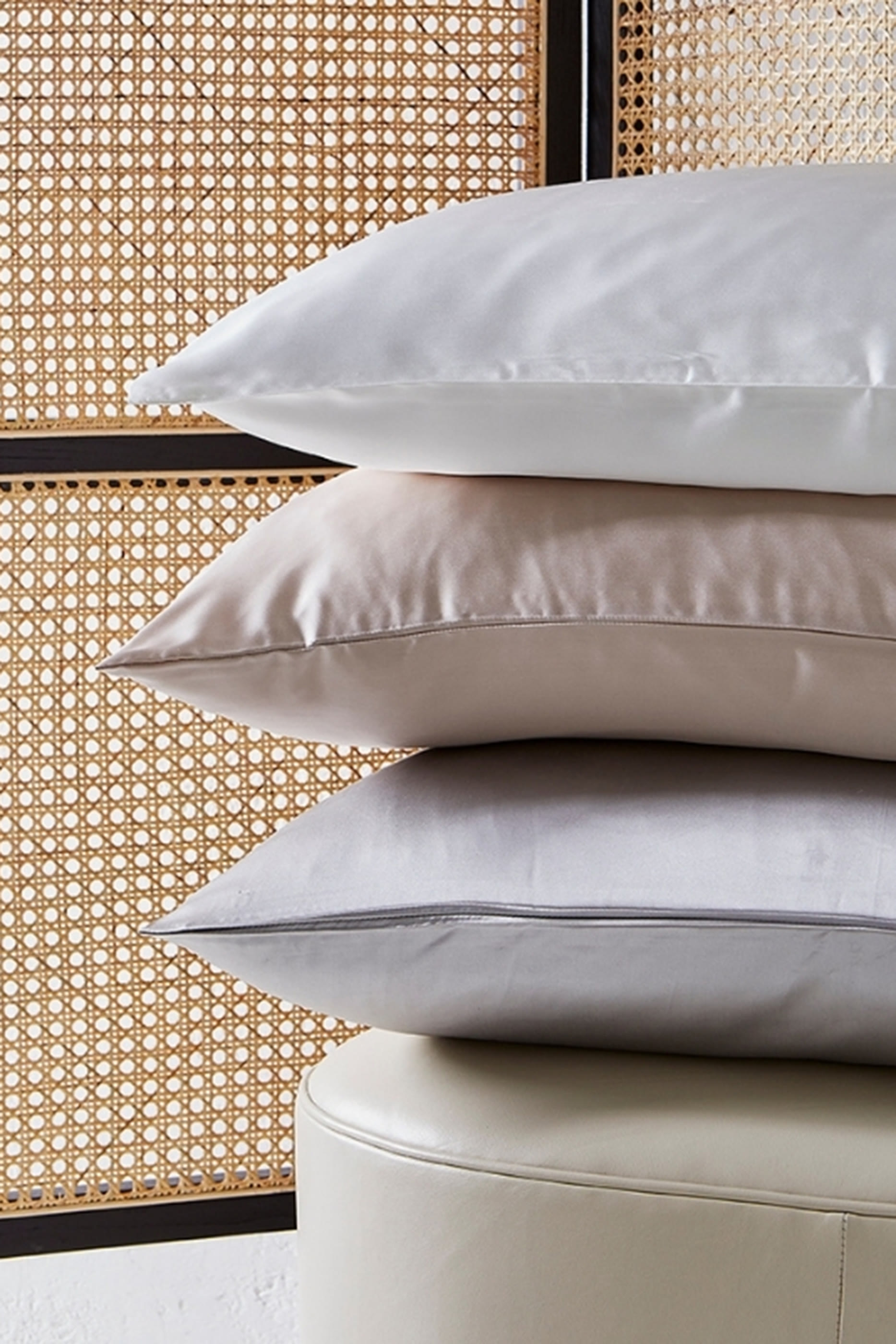 غطاء وسادة حرير في علبة هدايا