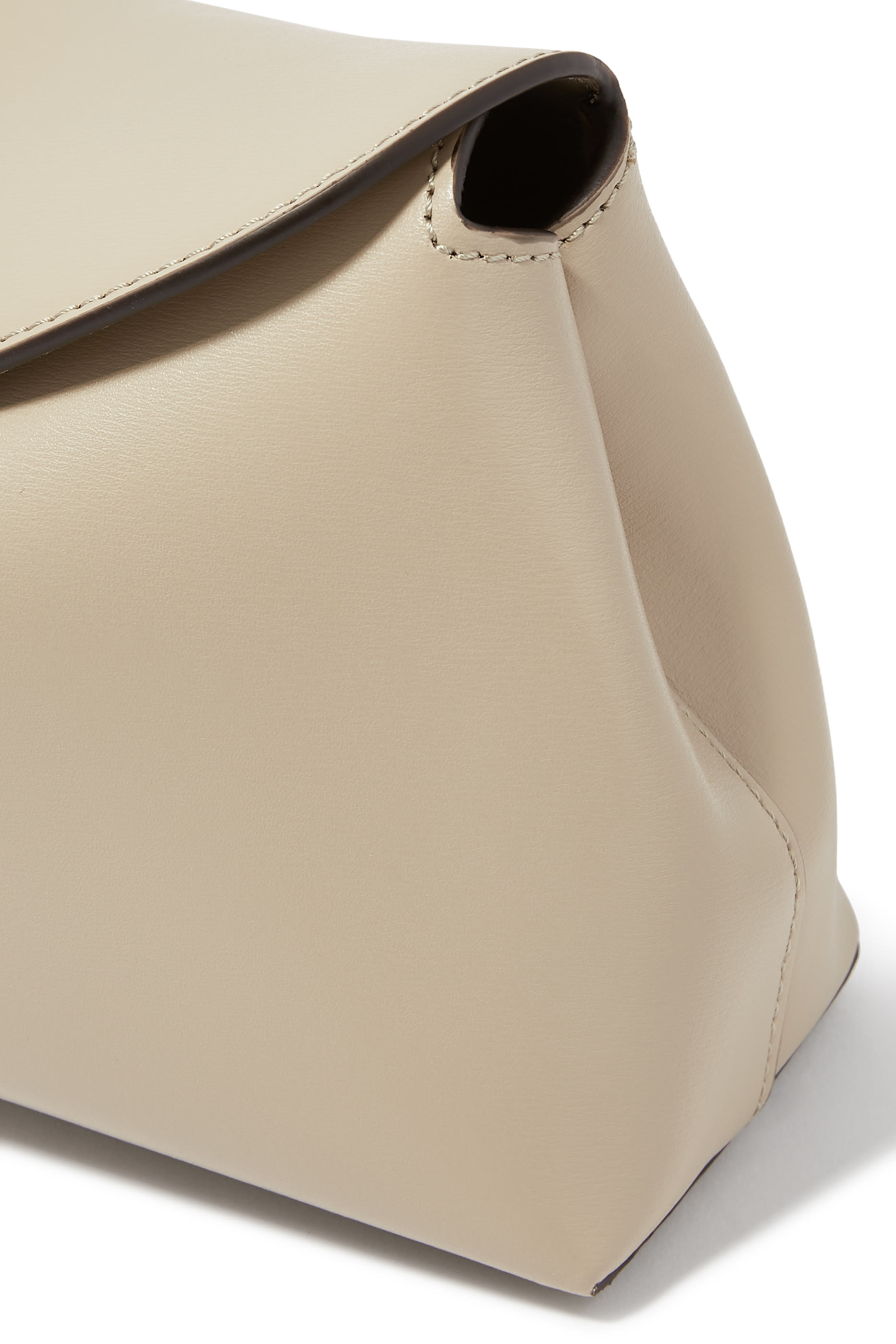 حقيبة كلاتش بقفل على شكل حرف T