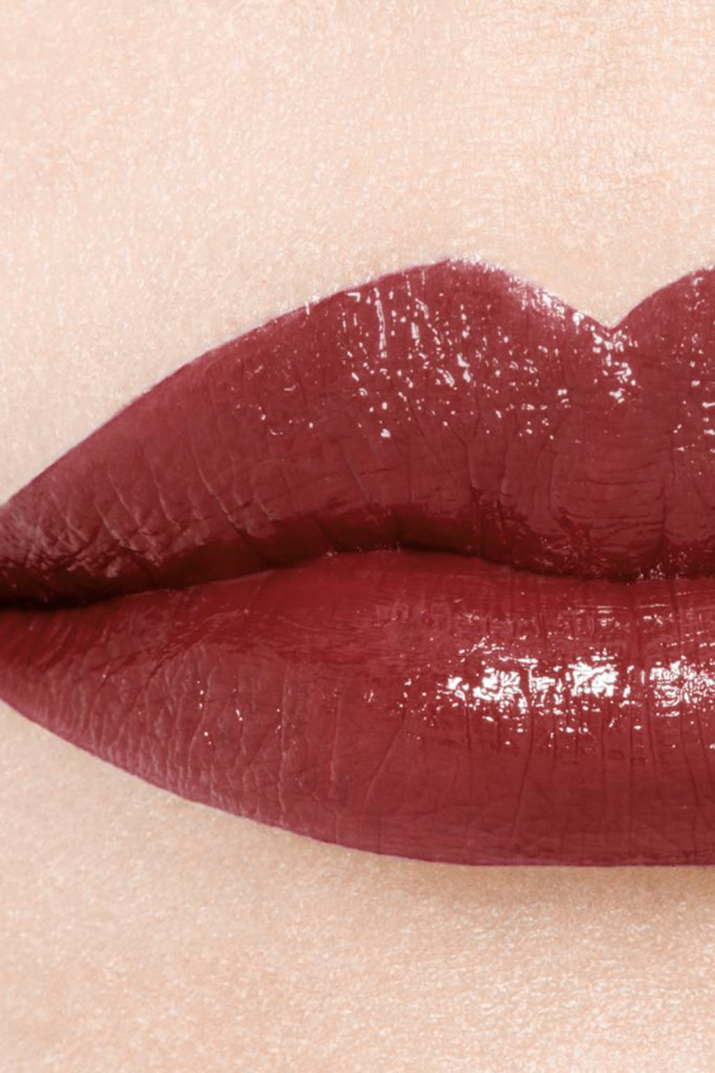 أحمر شفاه مرطب ومعزز للامتلاء. لمعان ولون طويل الثبات مكثف ROUGE COCO BLOOM