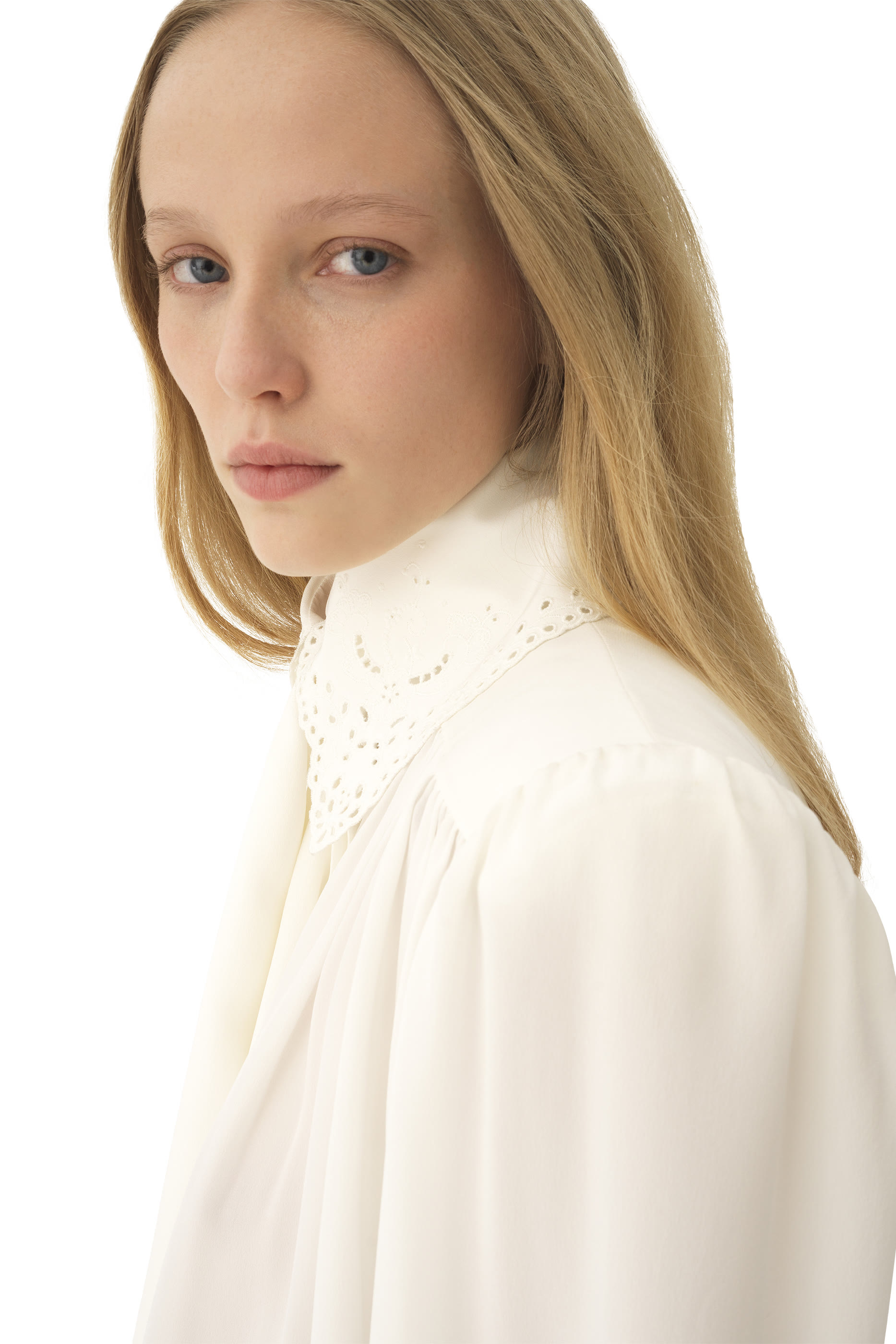 بلوزة بكشكش ورباط بنمط وشاح