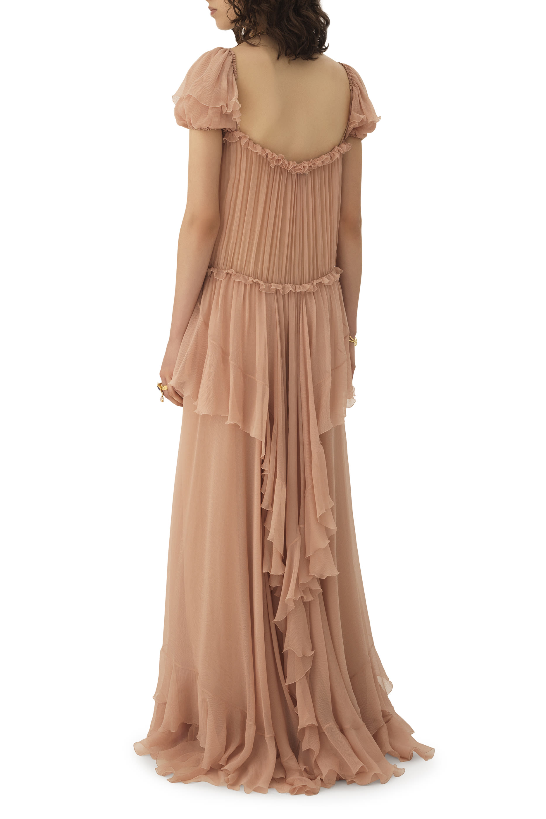 فستان طويل مزين بكشكش