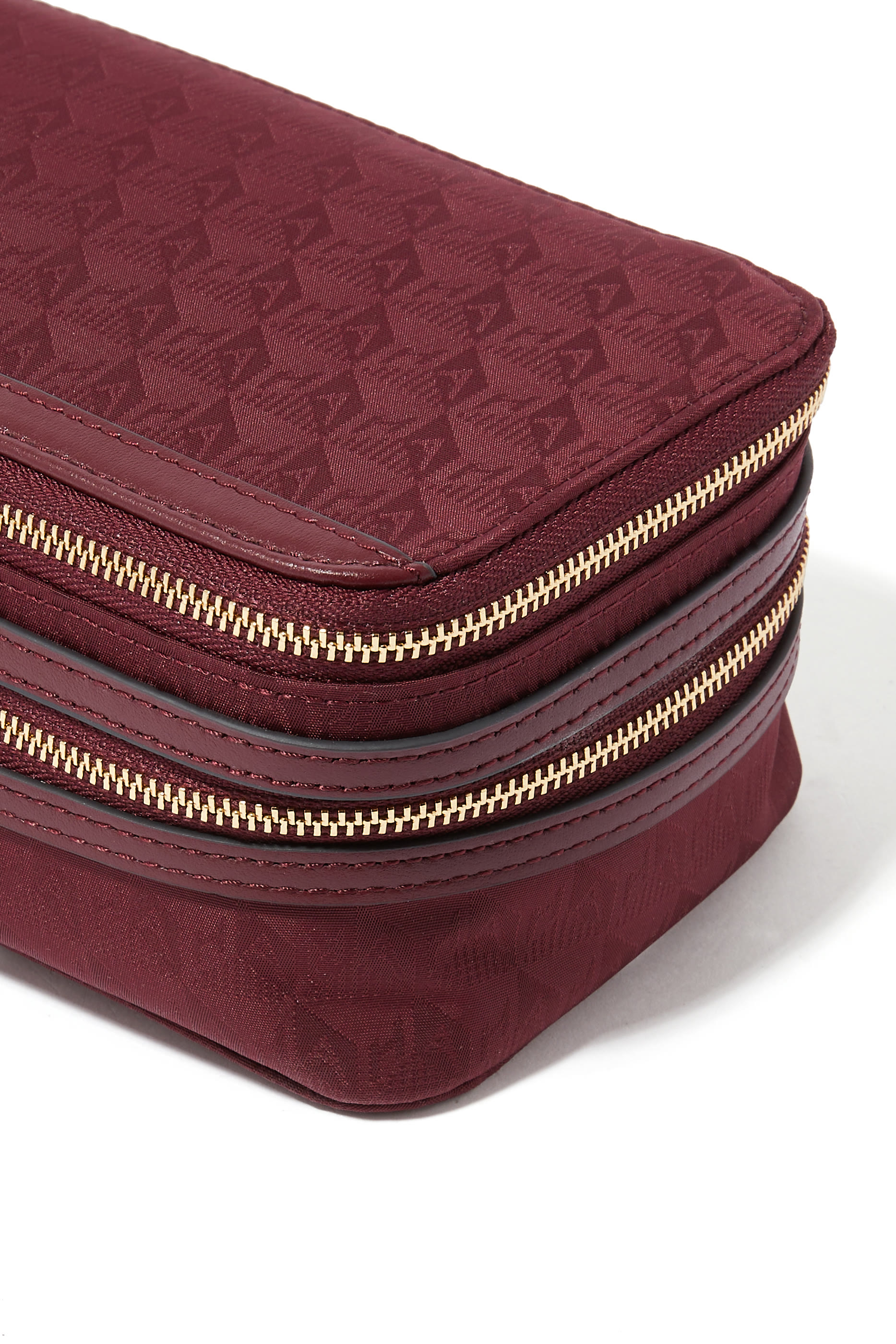 حقيبة مستحضرات تجميل بشعار الماركة