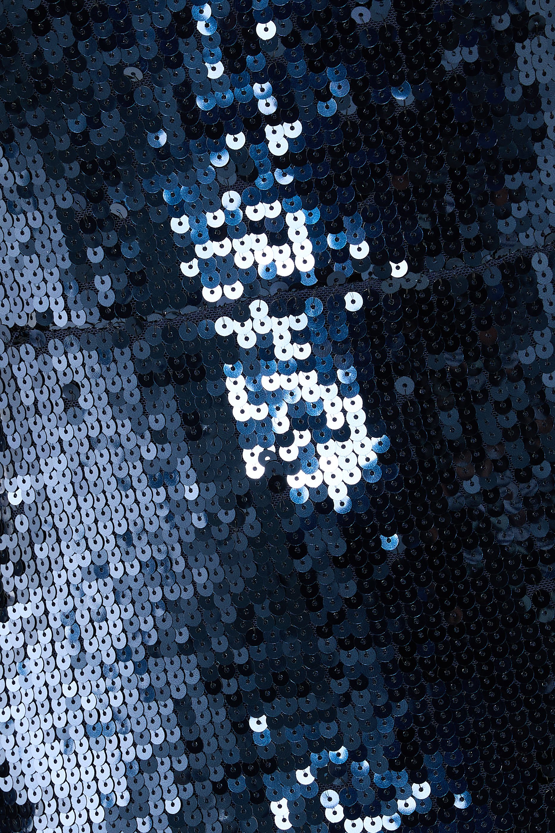 فستان طويل مطرز بترتر