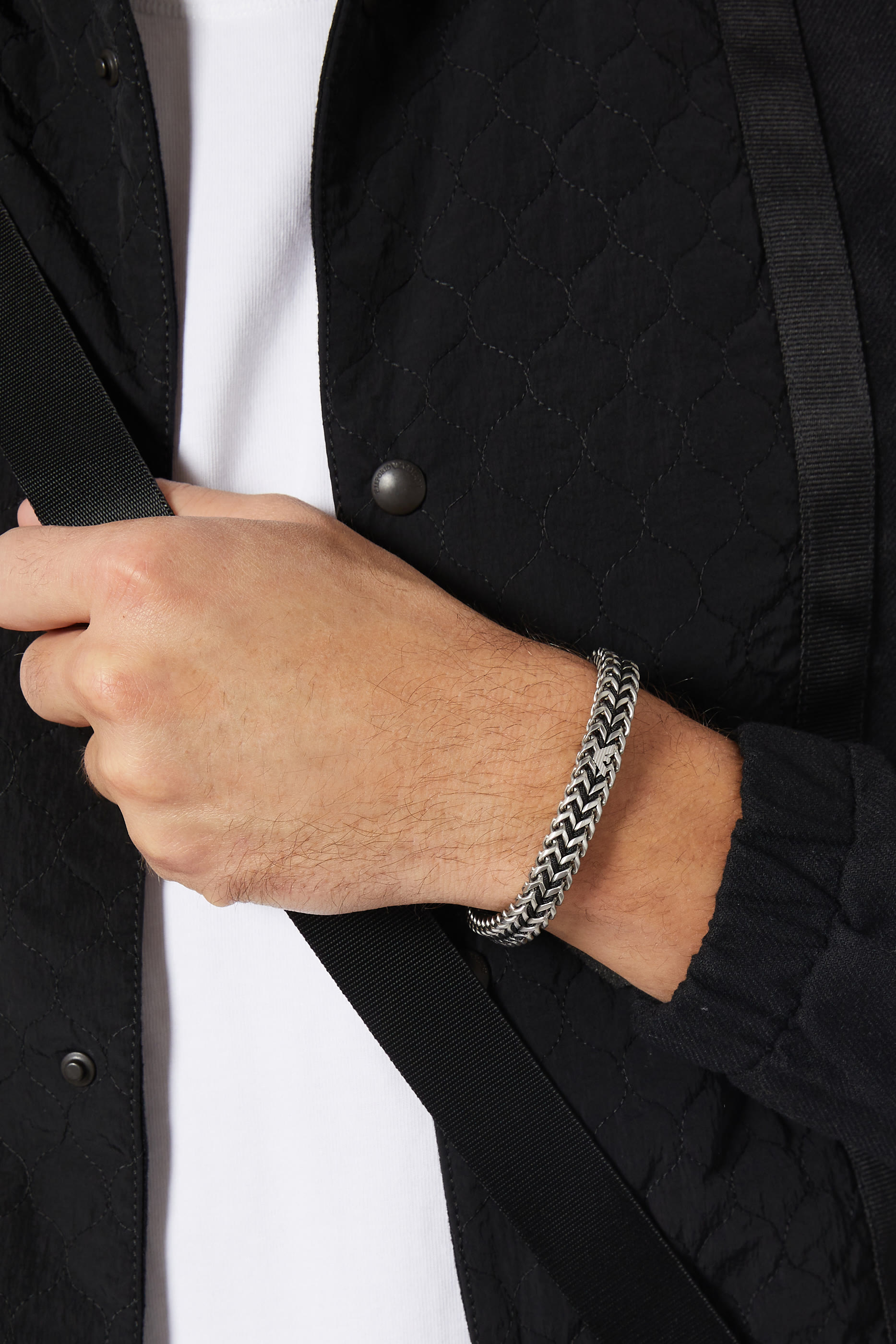 سوار بشعار النسر المميز للماركة