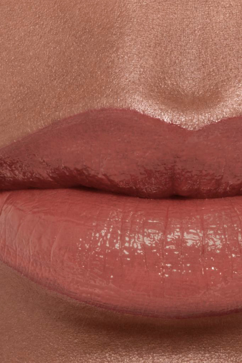 أحمر شفاه مرطب ومعزز للامتلاء. لمعان ولون طويل الثبات مكثف ROUGE COCO BLOOM