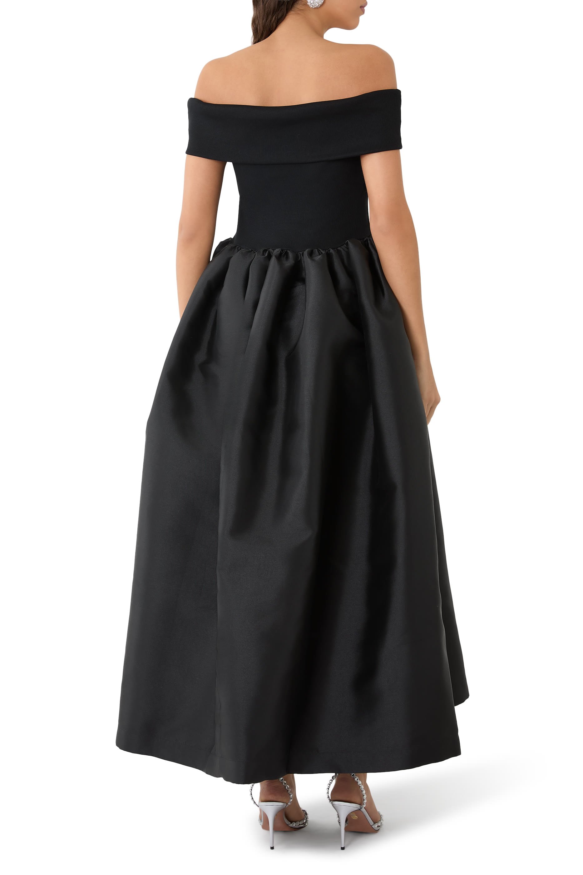 فستان بقصة برنسيس بأكتاف مكشوفة ستان ثقيل