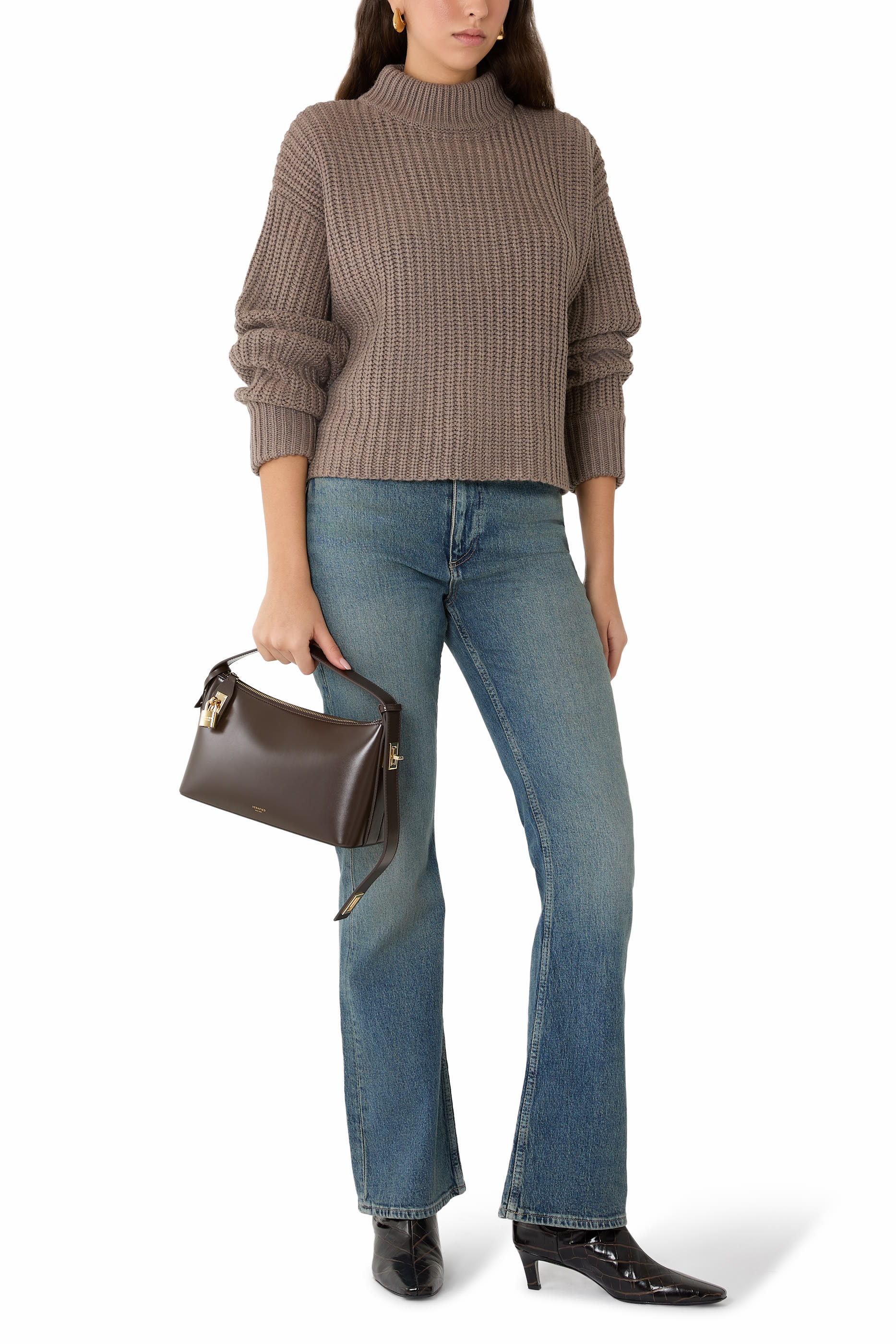 كنزة منسوجة بياقة عالية