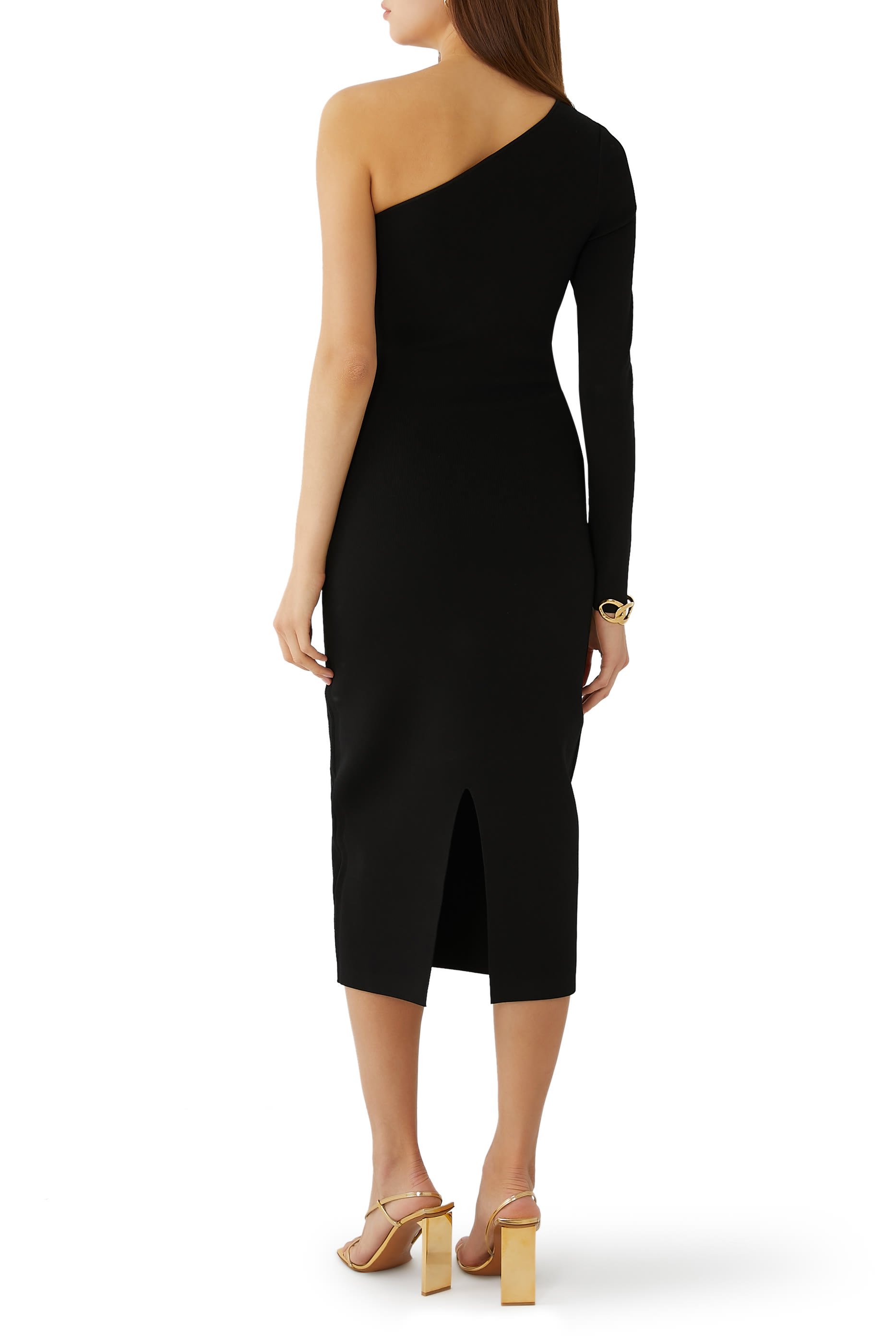 فستان متوسط الطول بكتف مكشوف