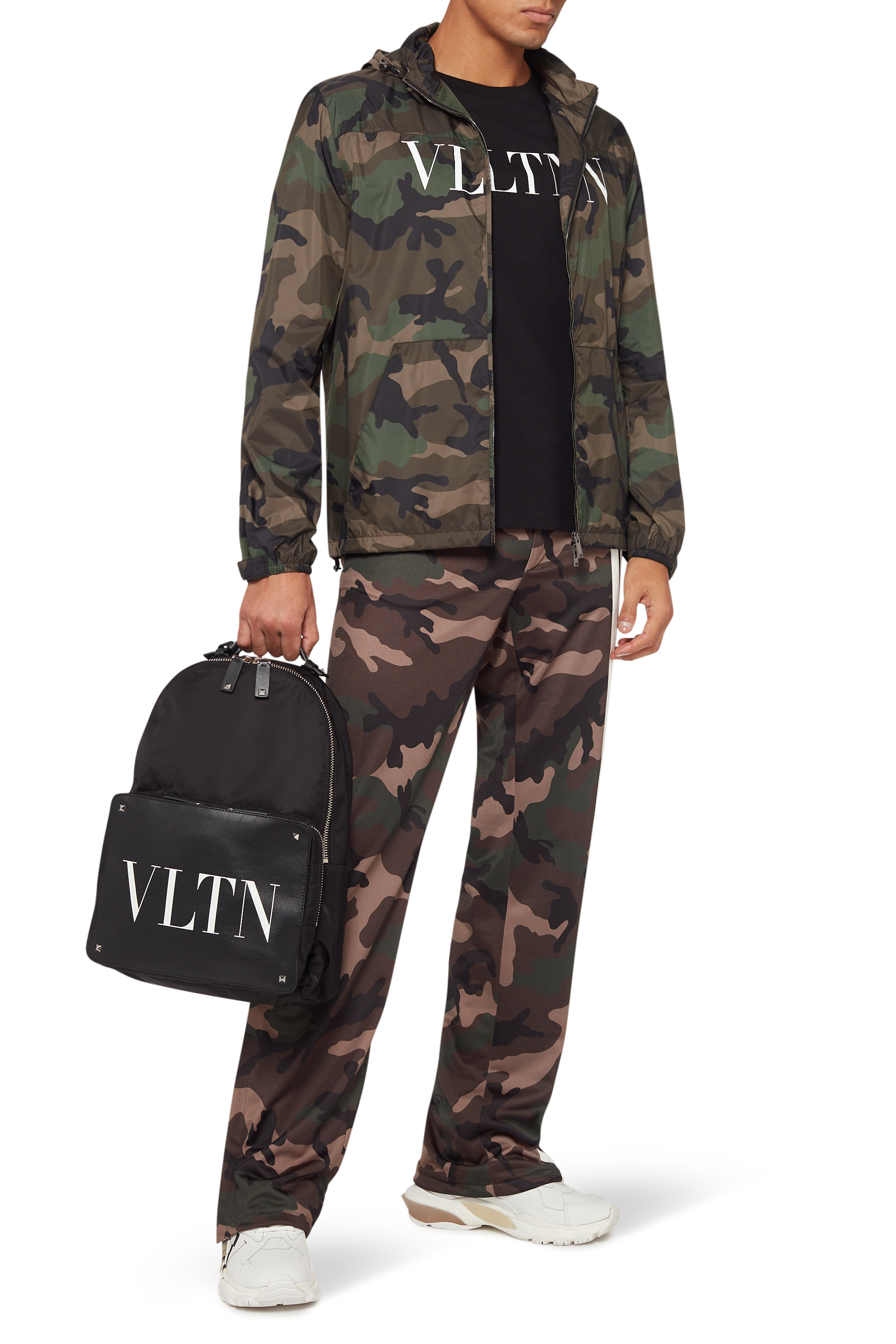 تيشيرت فالنتينو غارافاني بطبعة شعار VLTN