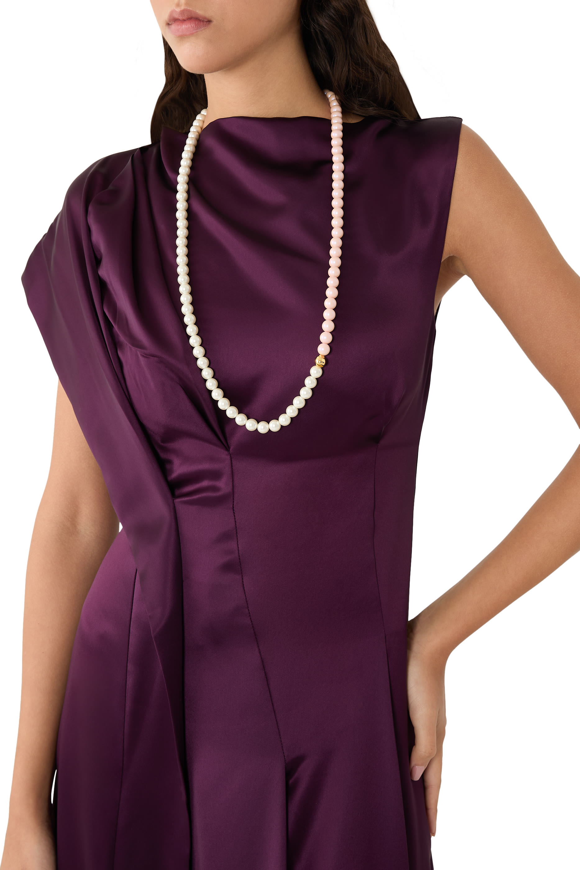 قلادة بلونين، معدن مطلي ومينا