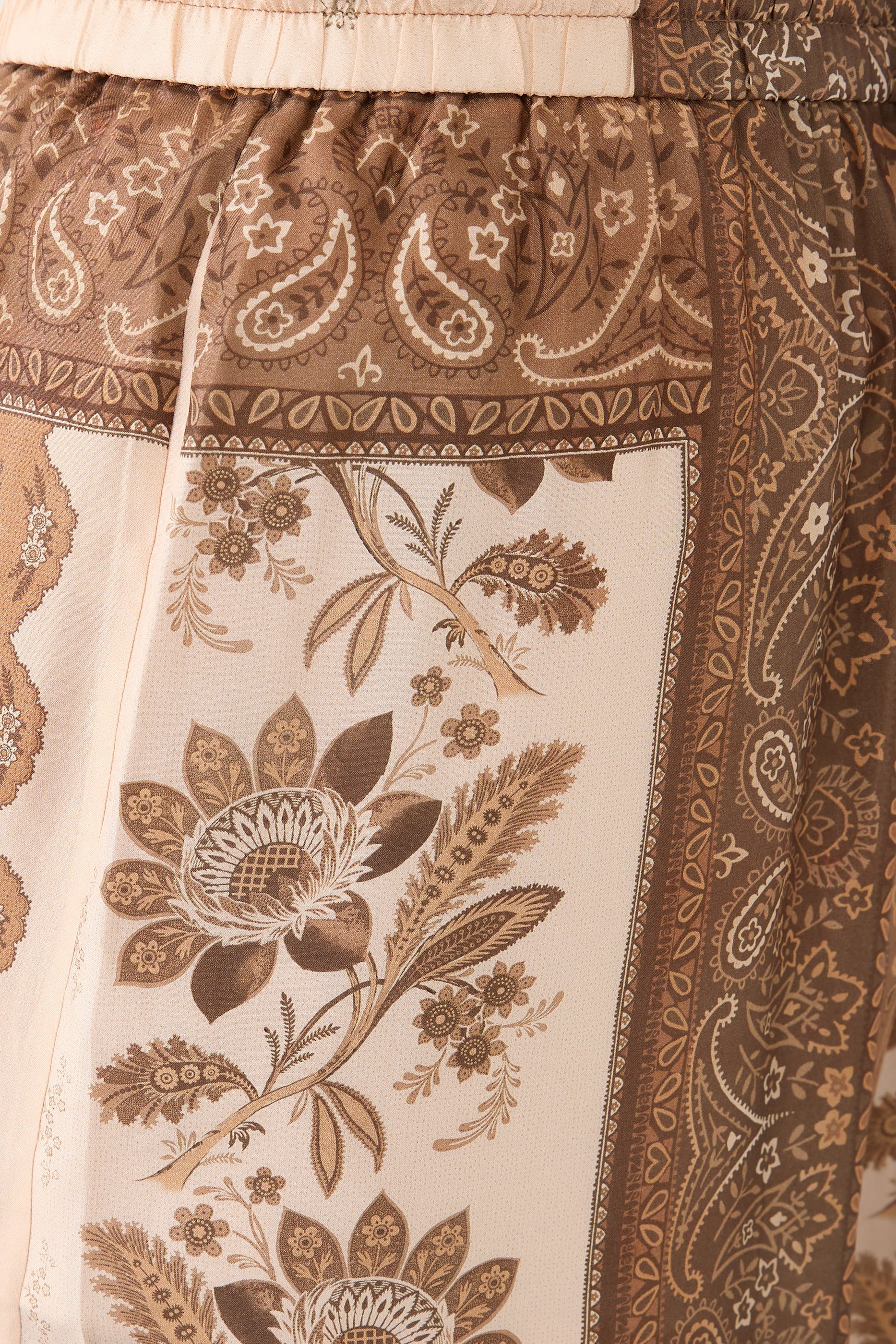 بنطال لاكي بقصة مريحة