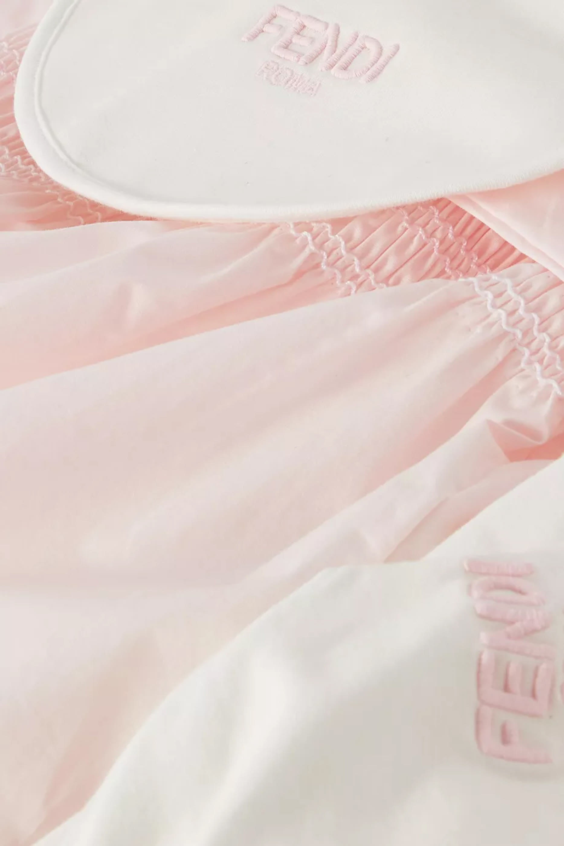 طقم بلوزة بشعار الماركة، بنطال، وقبعة بيني للأطفال