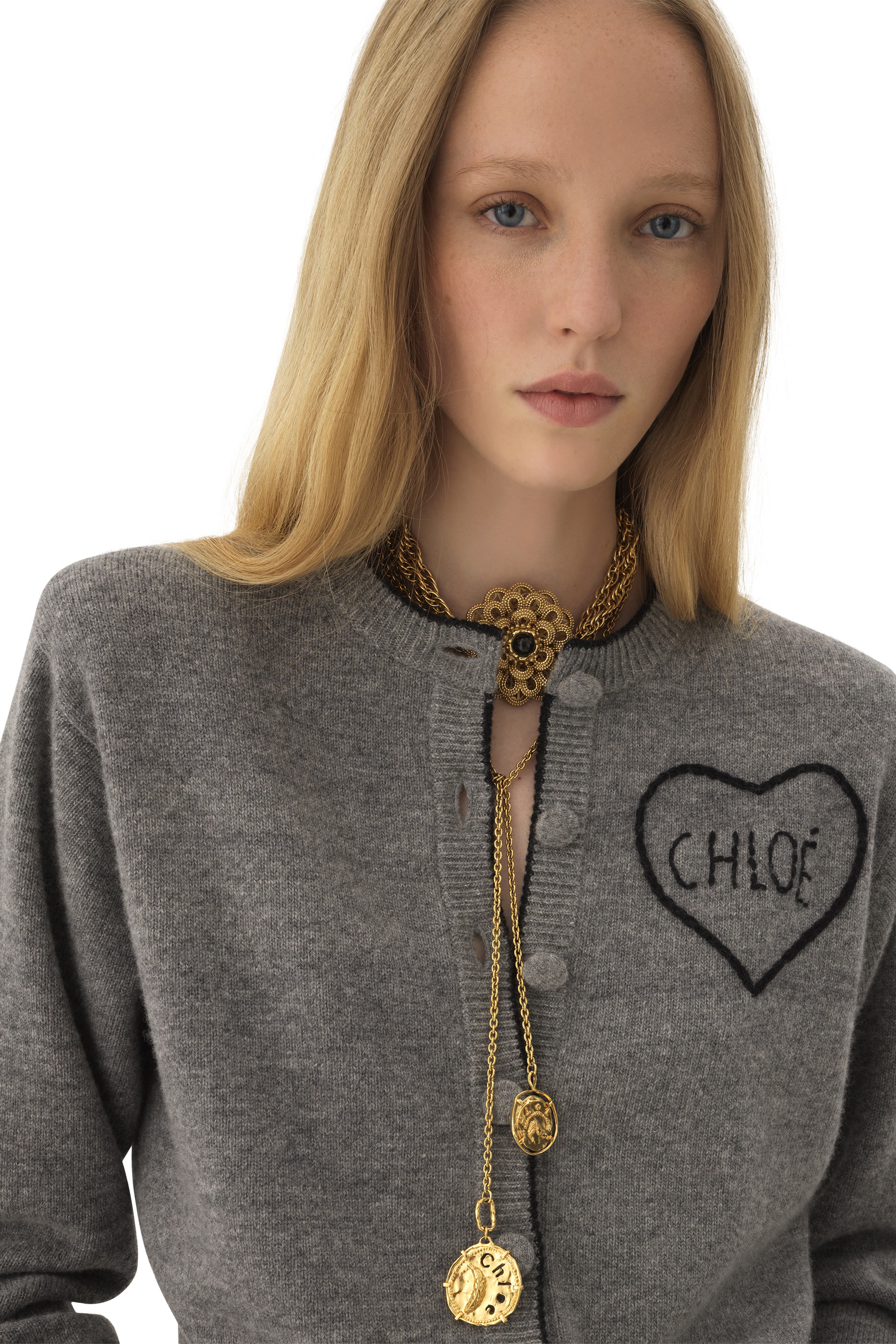 كارديغان بقصة ضيقة وشعار الماركة