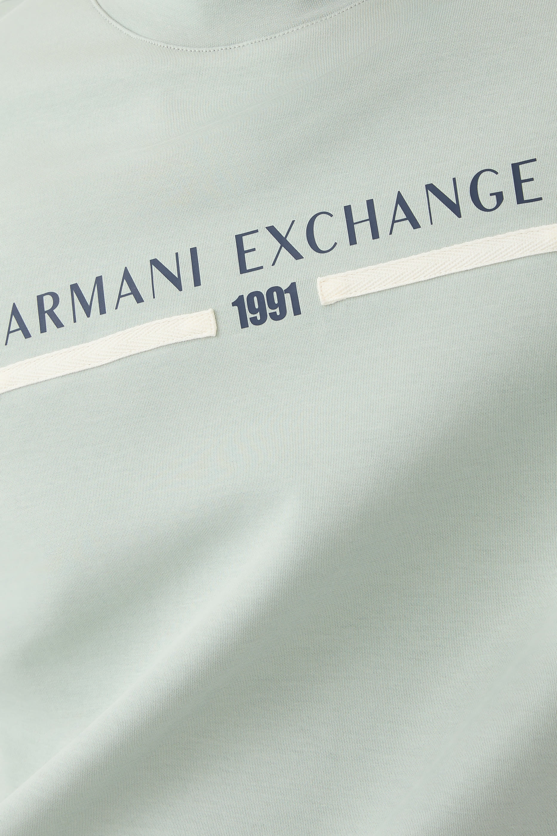 سويت شيرت بياقة ضيقة وشعار الماركة