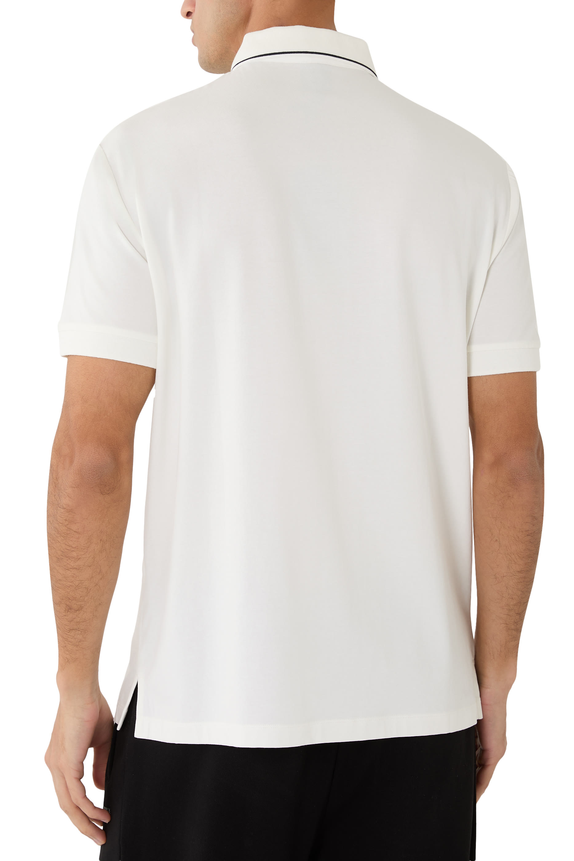 قميص بولو بقصة ضيقة وشعار الماركة