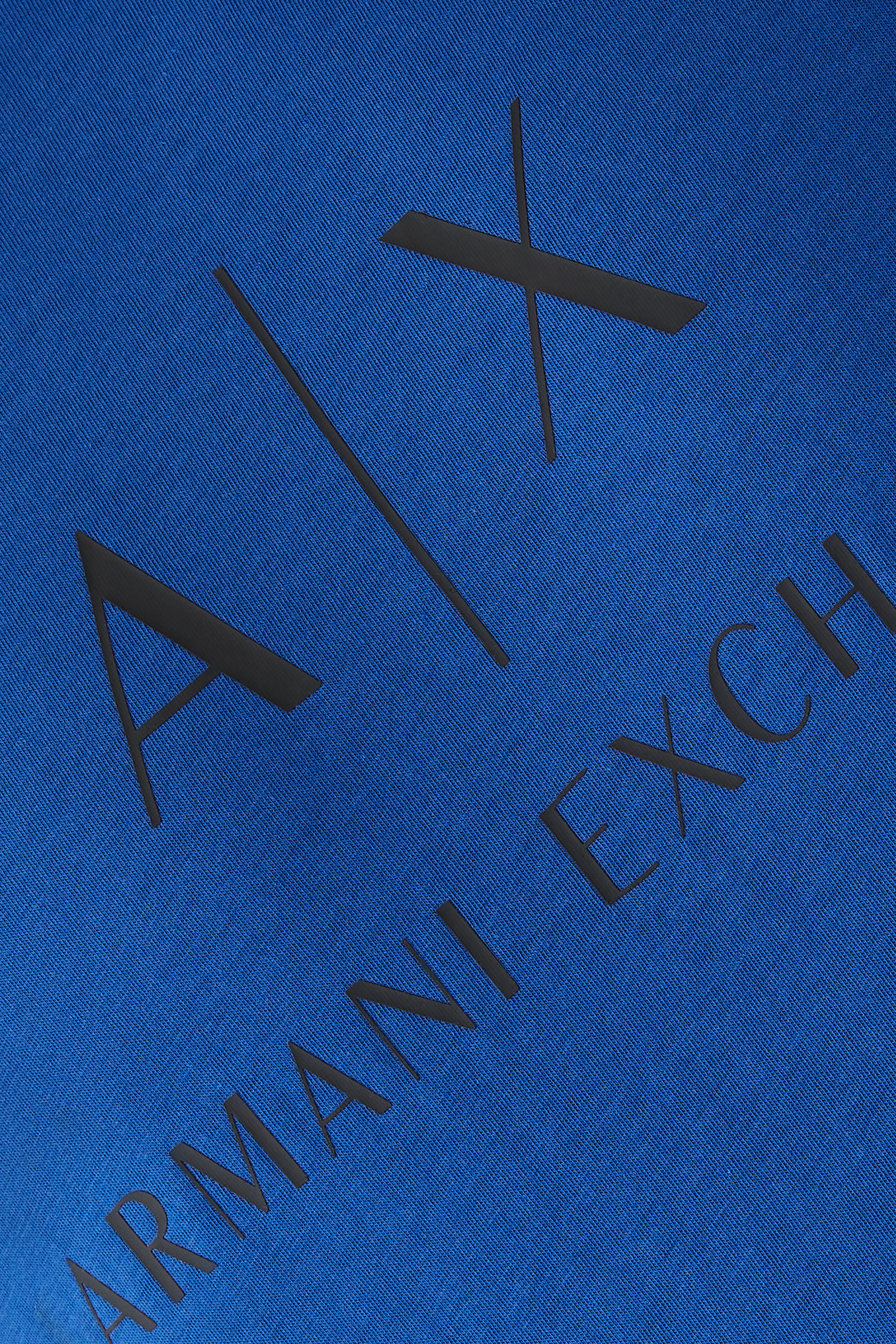 تيشيرت بشعار الماركة بقصة ضيقة جرسيه