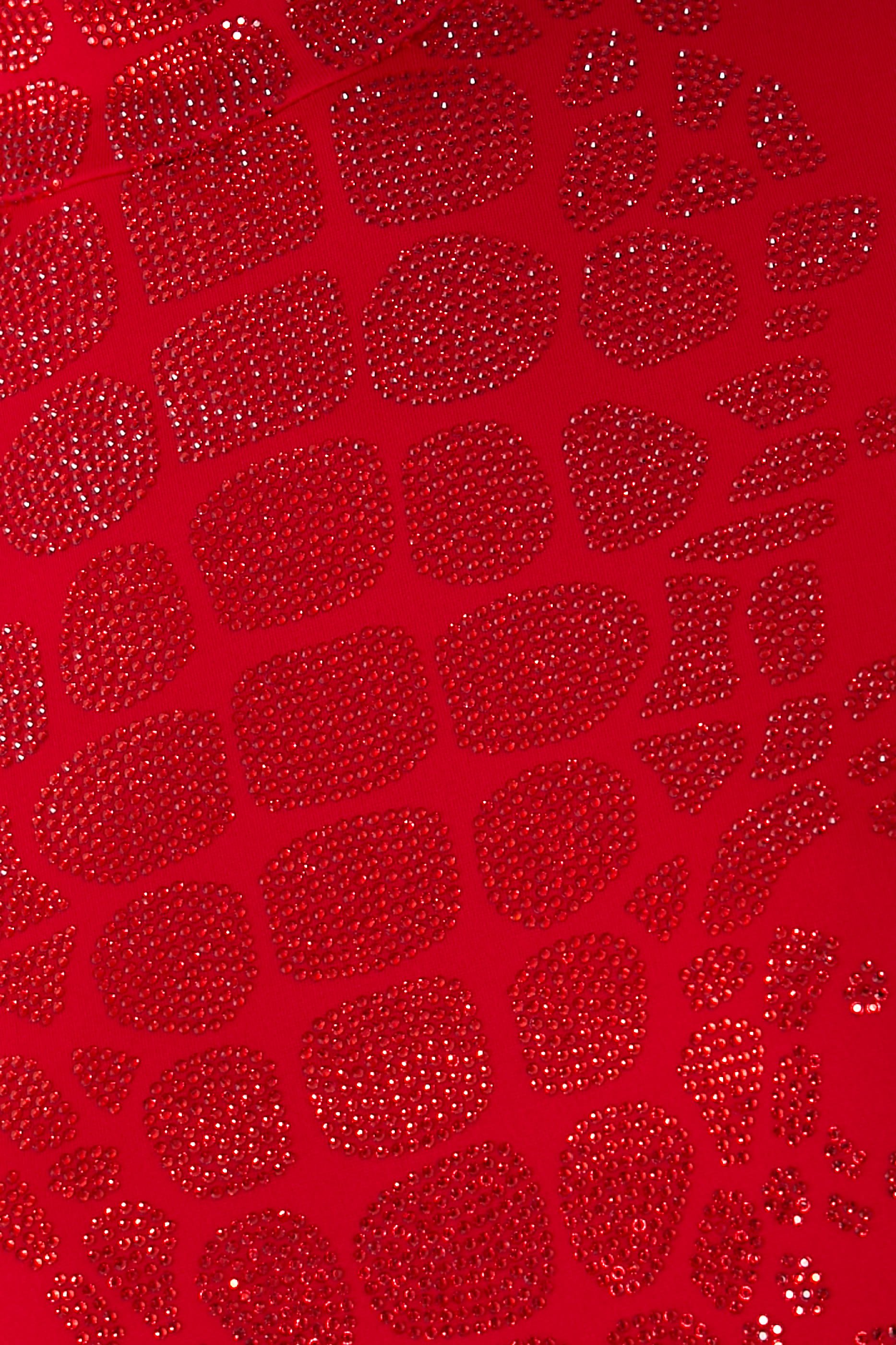 فستان قصير مزين بأحجار الراين بتصميم نقشة جلد التمساح