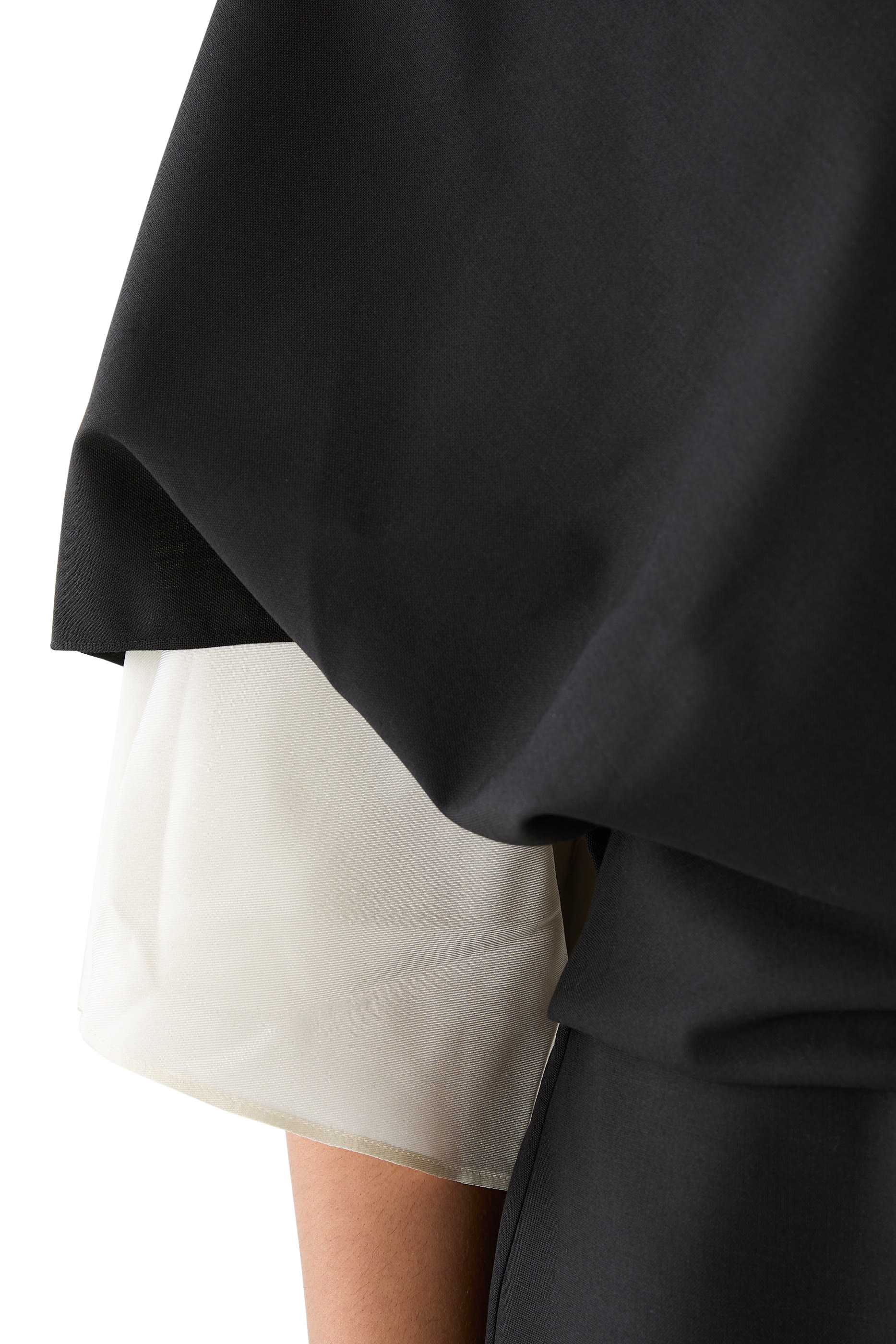 فستان بتفاصيل درابيه وظهر مفتوح