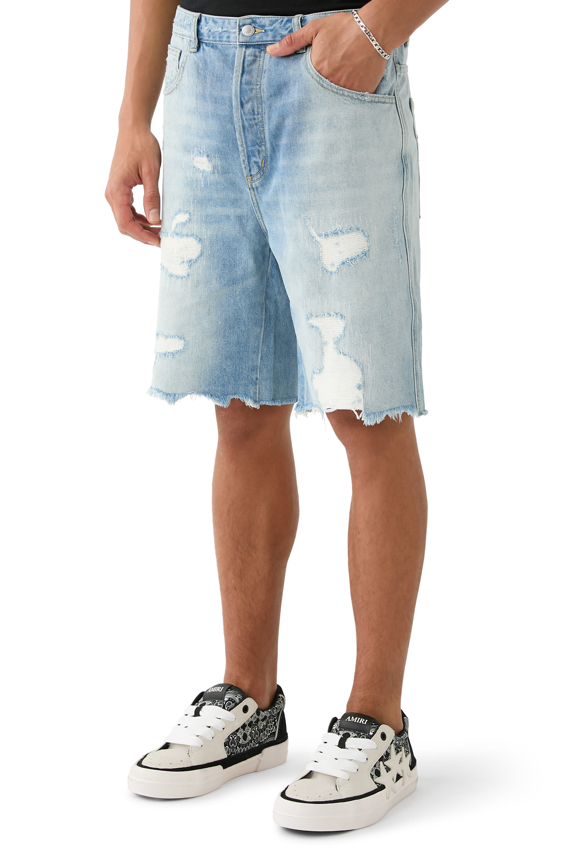 شورت دنيم بتفاصيل ممزقة