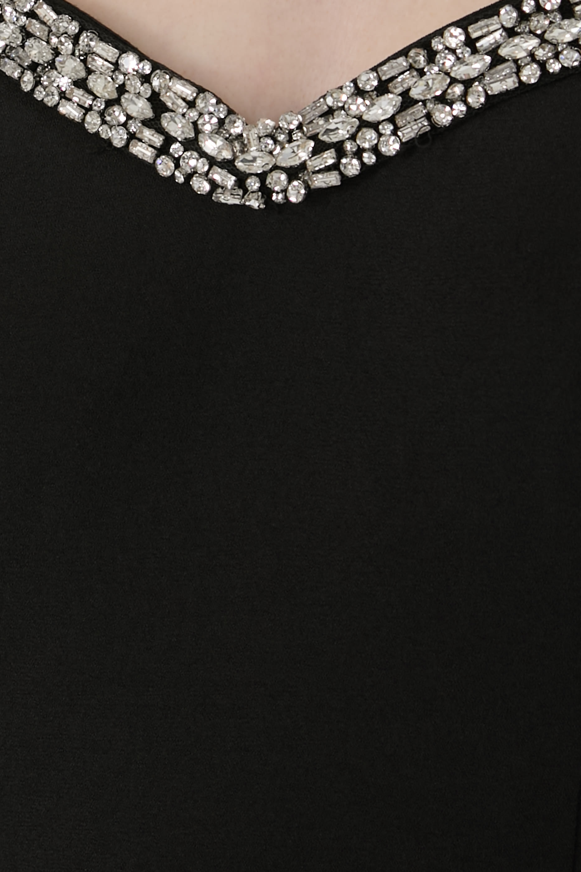 فستان سهرة بأكمام طويلة مرصع بكريستال