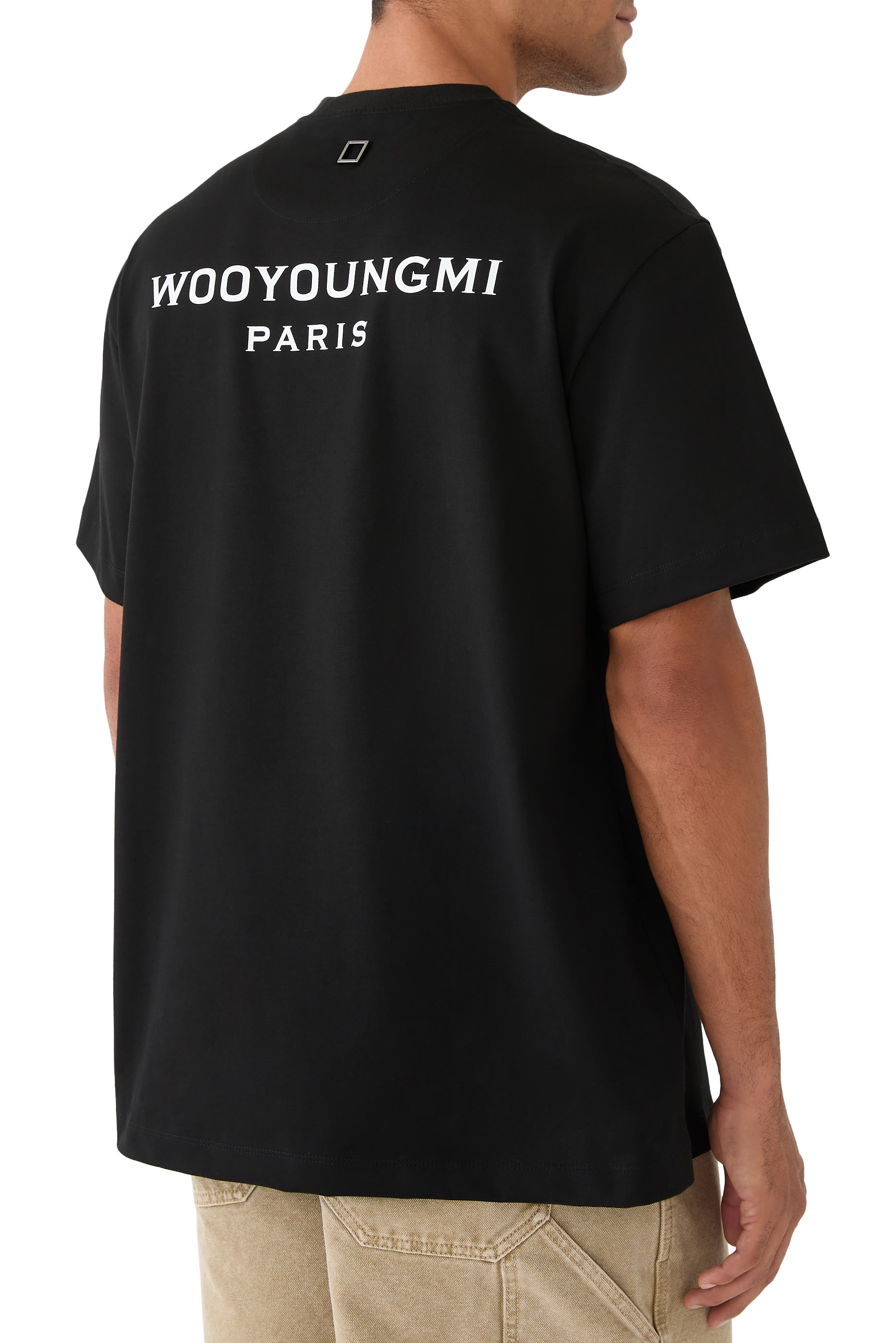 تيشيرت بشعار الماركة على الظهر قطن