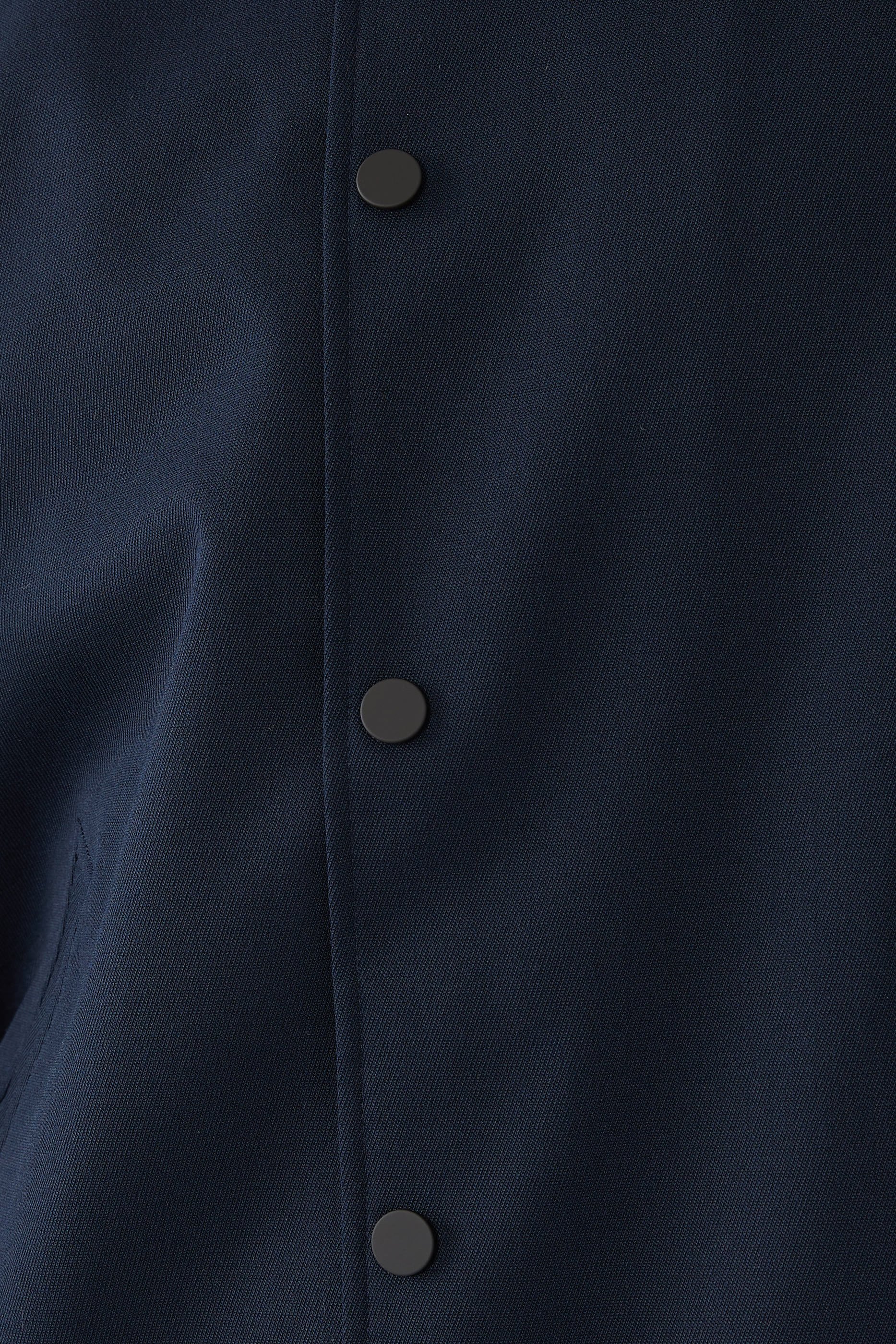 جاكيت بتصميم جامعي بارز الملمس