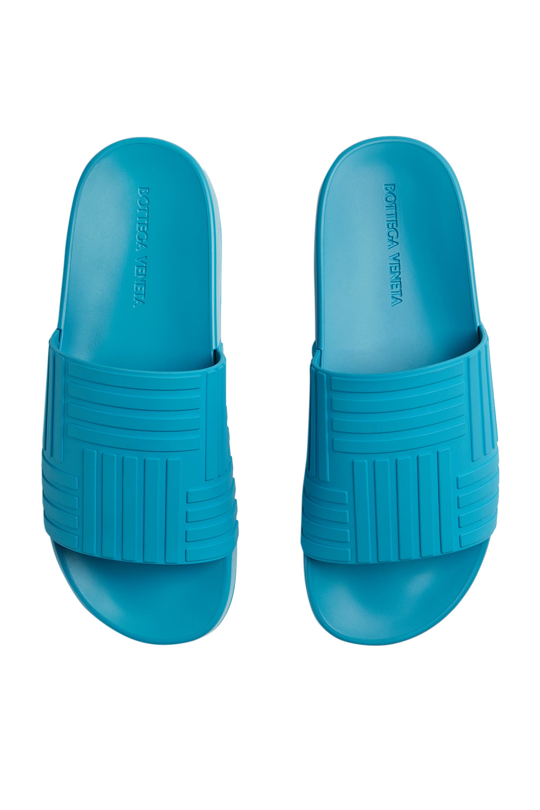 حذاء مفتوح بالتصميم المجدول