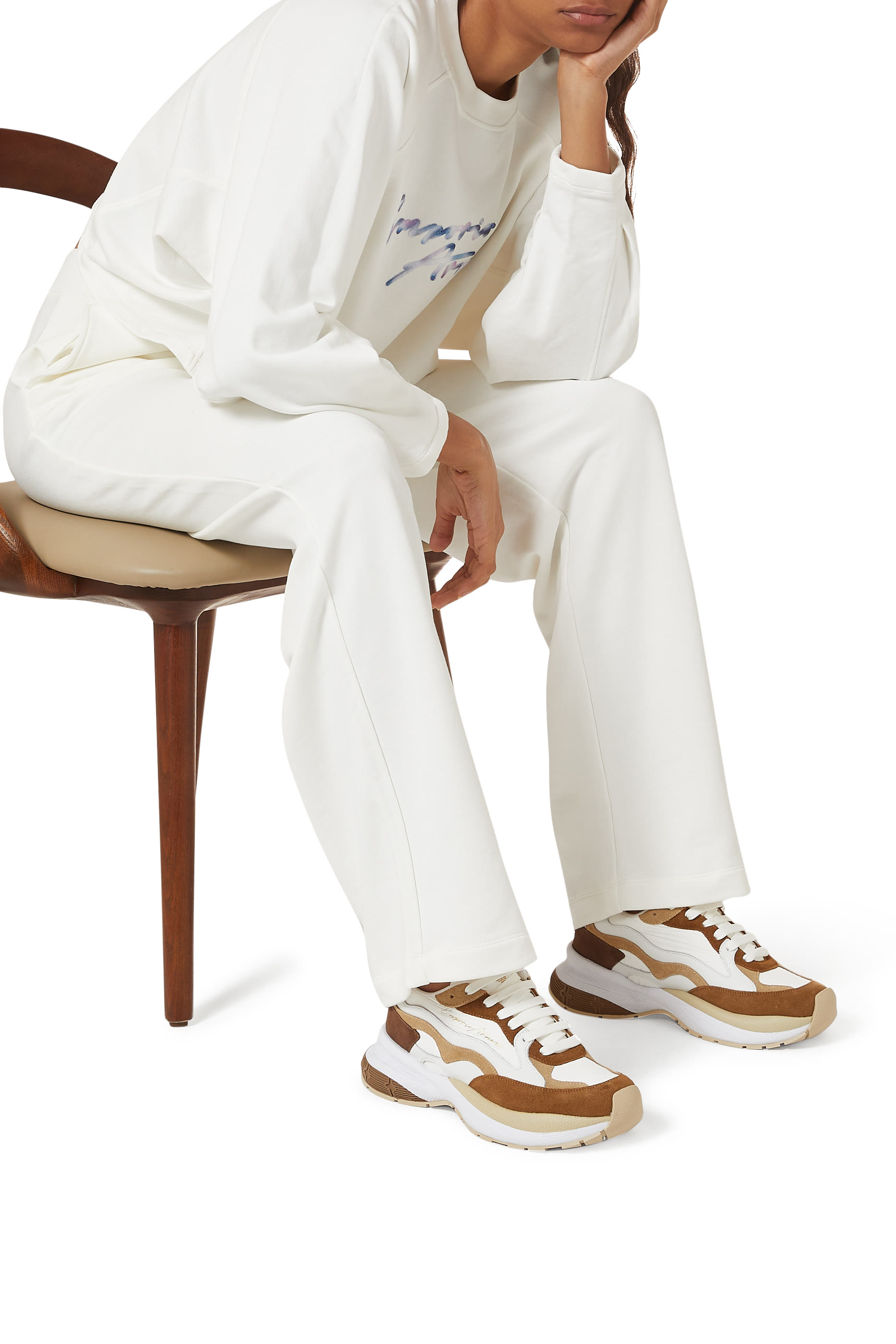 سنيكرز بشعار الماركة قماش شبكي وتفاصيل لامعة